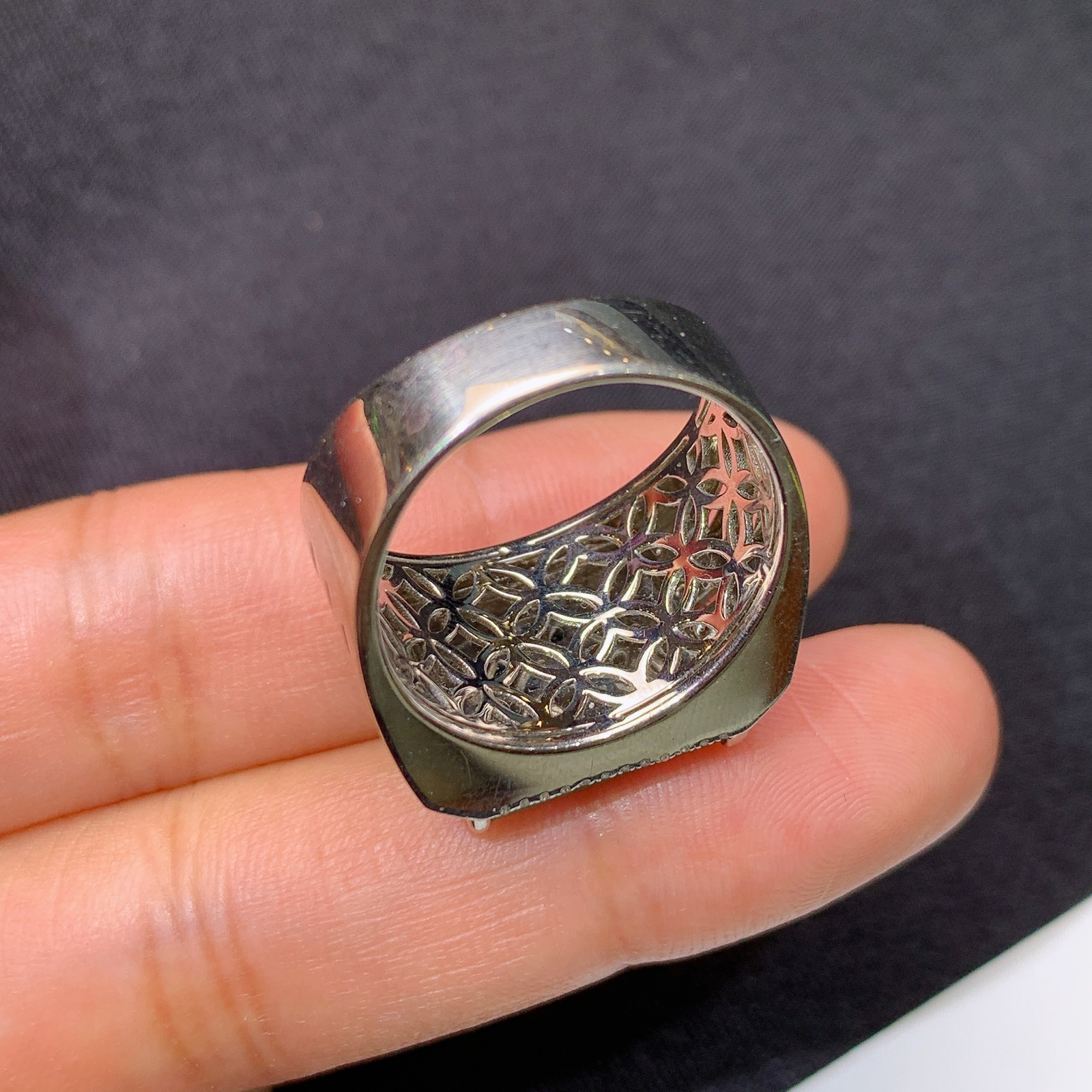 冰阳绿马鞍戒指，18k金镶嵌，简约大方，冰润色阳，种水足 PC 圈口19 尺寸12.9*11.7*2