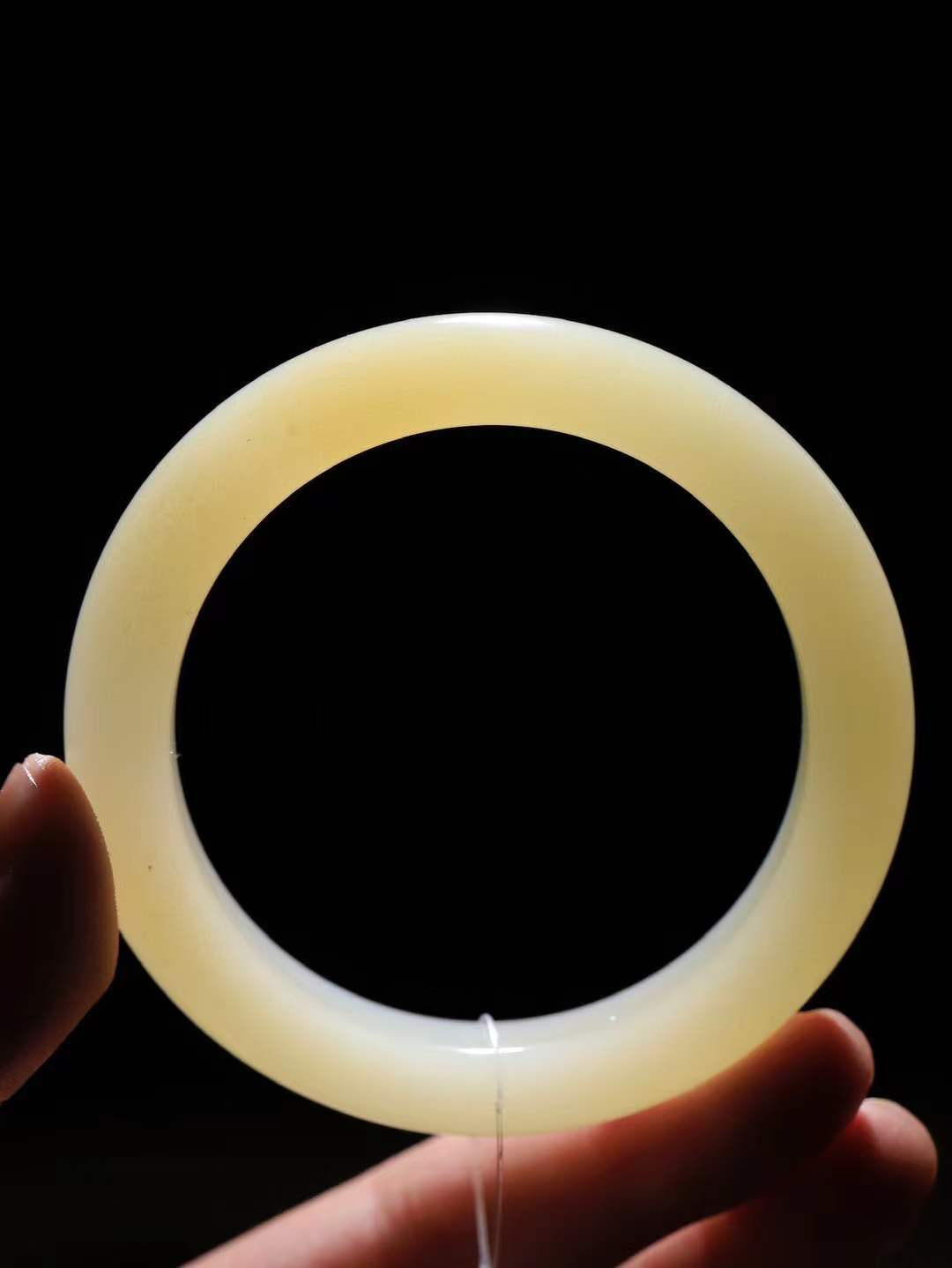 【暖玉生香·手镯】

精品和田玉糖白玉手镯，质地油润细腻，色泽高贵典雅，镯型古朴典雅。在诗情画意的雨巷相遇，你是我腕间的一抹风情，有你眸有深情，清风荡漾湖间静水，我愿俯身低眉，在烟波涟漪处，寻你深情倩影。内径57.5mm尺寸12-9.7mm重62.5克  6930951T