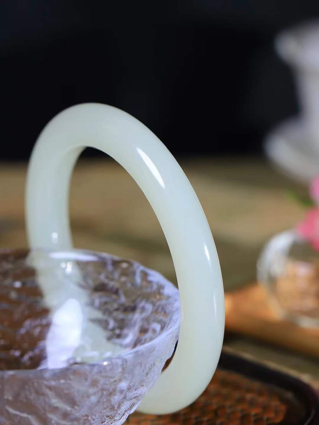 （一见倾心.手镯）

精品和田玉手镯，玉质温润细腻 油性十足 手感舒适，高华雅逸，线条流畅，简约大气，美自天成，素雅高贵。佩戴于腕间，婉约之美，举手投足间透出那低调奢华。重65.8克  尺寸62-10.8-11.2mm  5620336A