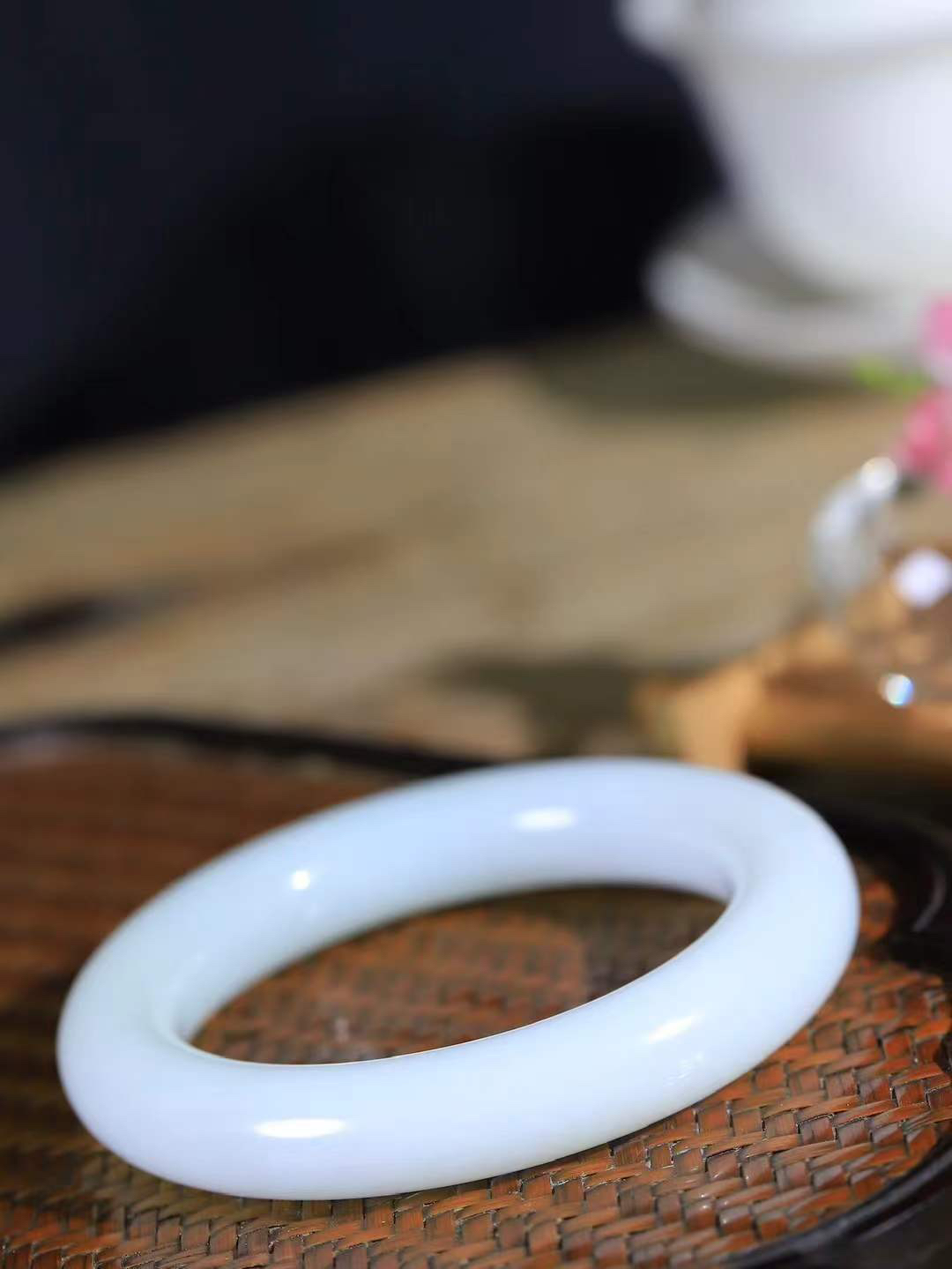 【玉佳人·手镯】

精品和田玉白玉手镯 ，玉质细腻油润，做工细致精美，端庄素雅，亭亭玉立，芊芊素手。