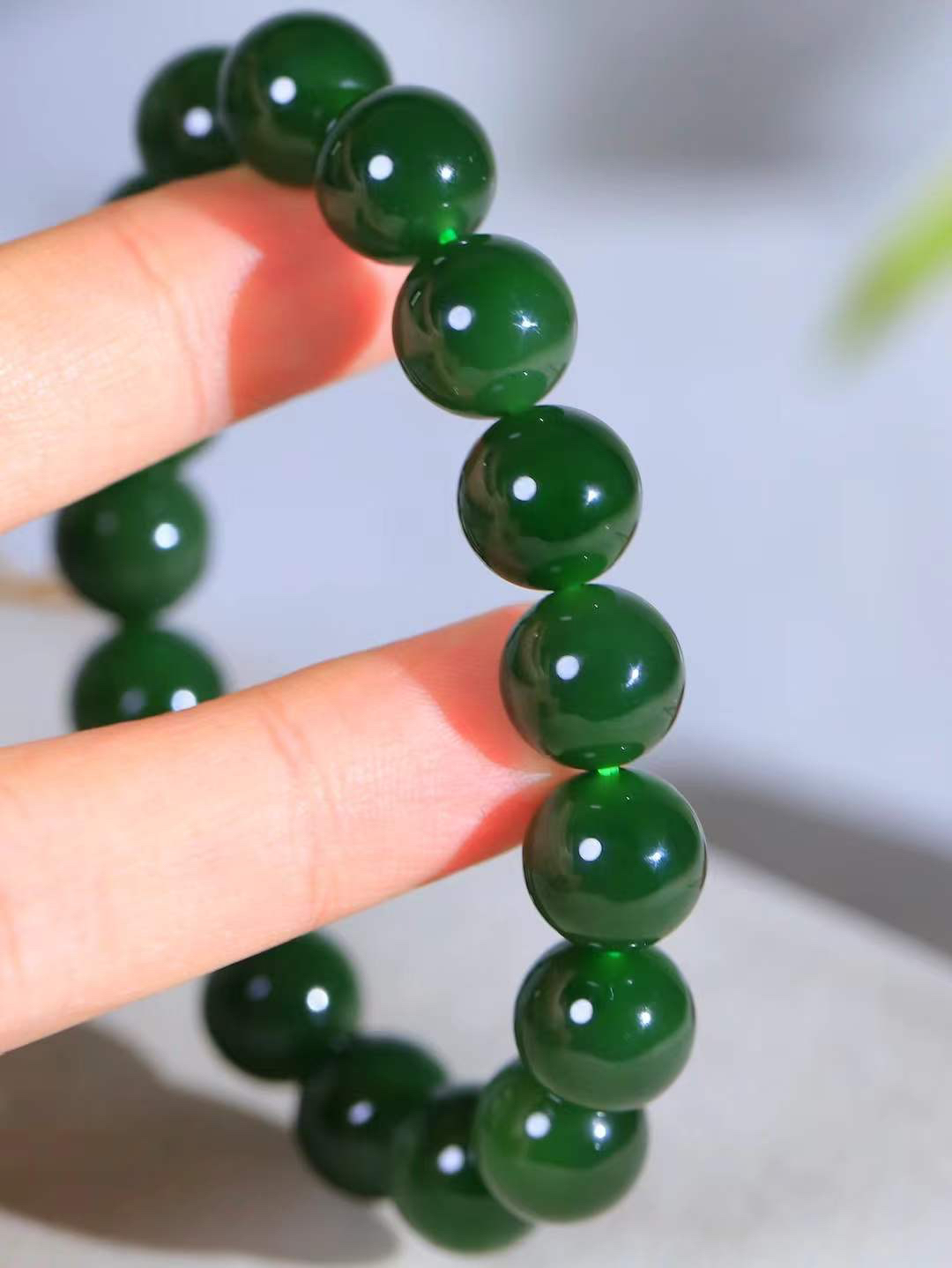 【珠圆玉润.手串】

精品和田玉碧玉珠圆玉润手串 玉质温润细腻  整串打磨圆润，佩戴舒适。珠珠落玉盘，间关莺语花底滑，一生美好时光，无论身在何处，都有它相伴相守。事事顺遂，幸福美满，吉祥如意。重46.8克 尺寸取一12mm FDL-1630900