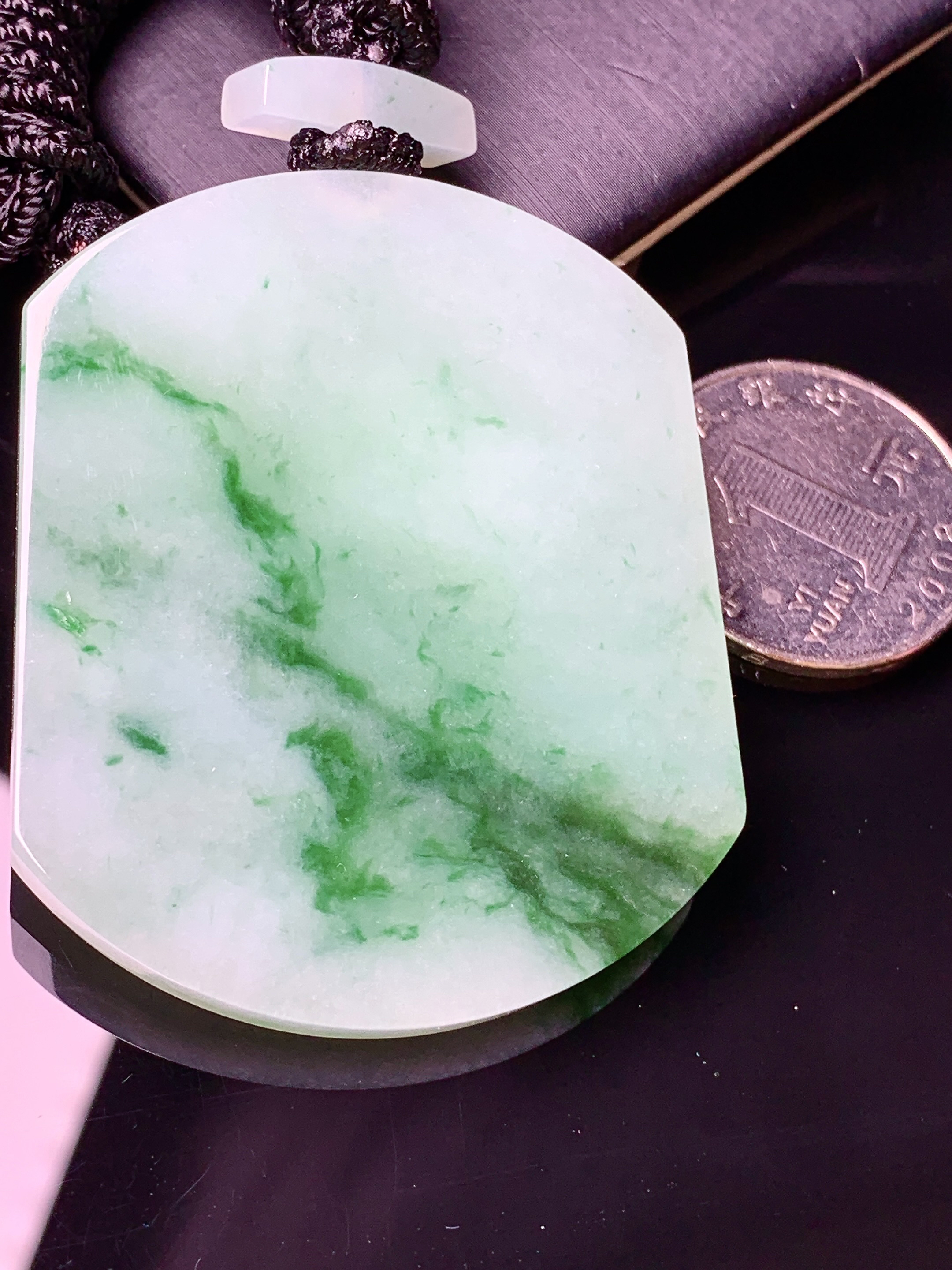 飘绿无事牌吊坠 玉质细腻 色泽艳丽清新 水润亮眼 整体尺寸54*44*5.8