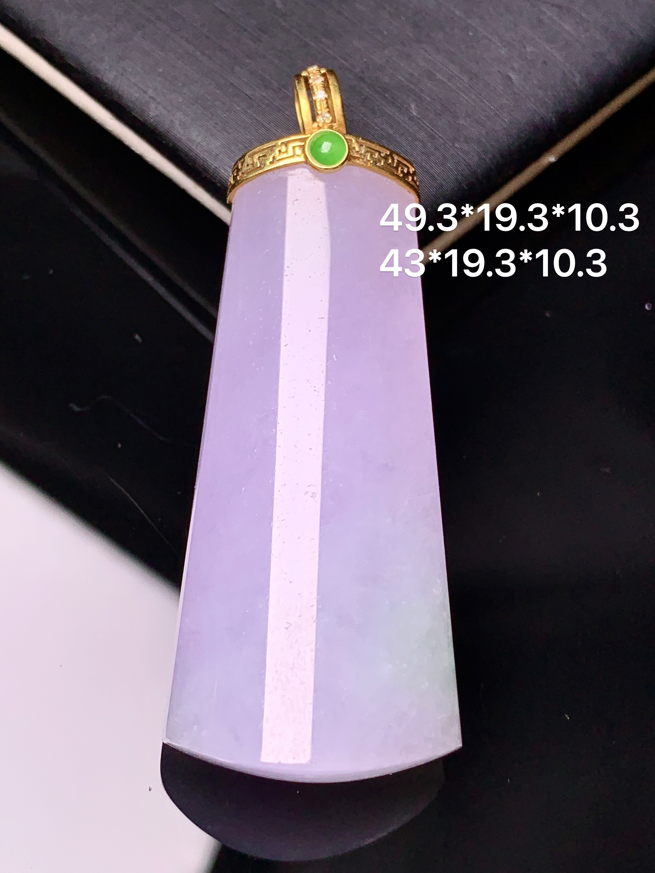 18k金钻镶嵌紫罗兰玉柱吊坠 玉质细腻 色泽艳丽清新 水润亮眼 整体尺寸49.3*19.3*10.3