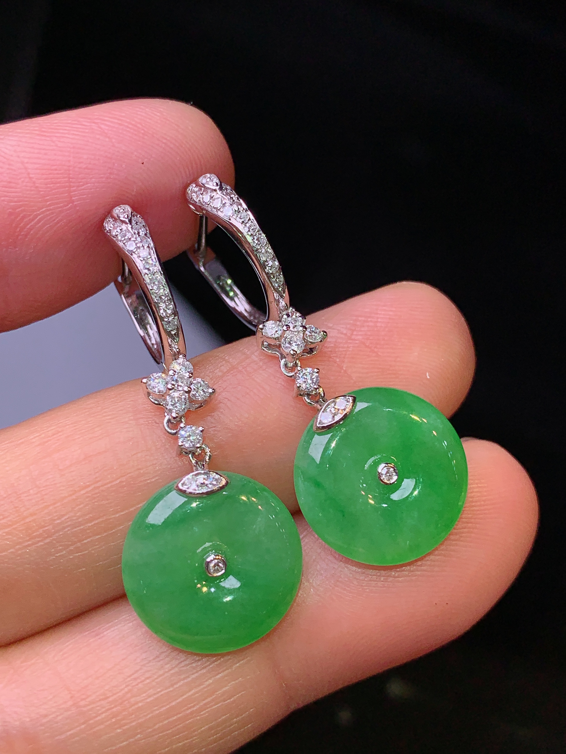 18k金钻镶嵌满绿平安扣耳坠 玉质细腻 色泽艳丽清新 水润亮眼 整体尺寸33.6*12.6*3.2