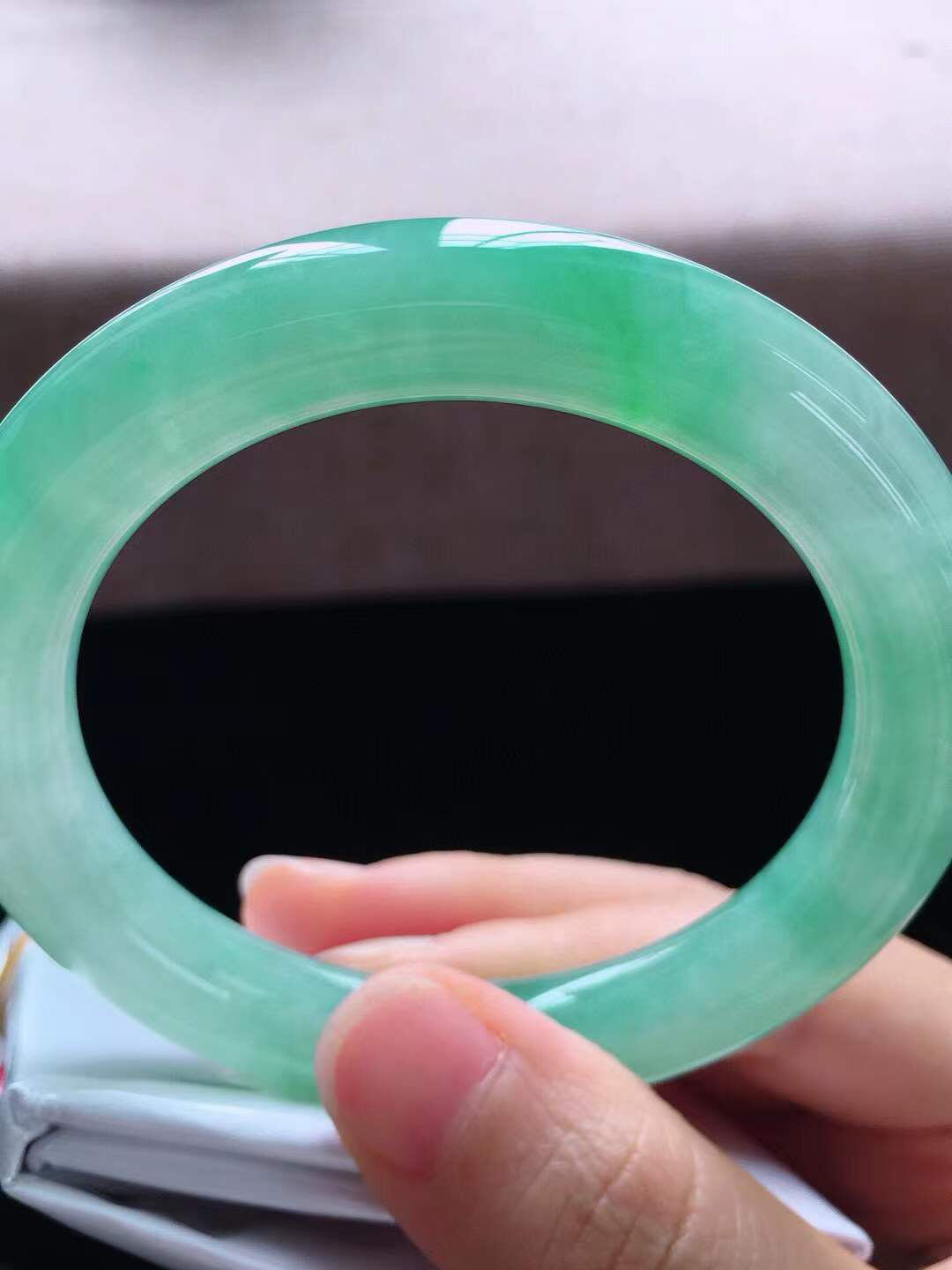 【翡翠名称】老种冰飘绿54.6圈口圆条手镯
【翡翠尺寸】54.6*10*10.2mm适合54.6-5