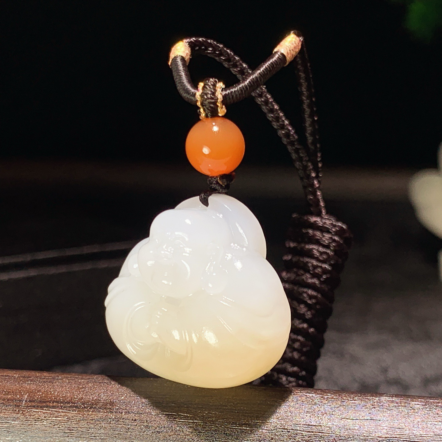 新疆和田玉白且末糖佛引福来挂件。尺寸23/25/14重14.8克。玉质细腻油润。手推出油。佩戴高端典