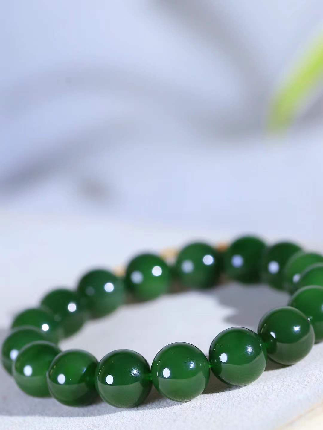 【珠圆玉润.手串】

精品和田玉碧玉珠圆玉润手串 玉质温润细腻  整串打磨圆润，佩戴舒适。珠珠落玉盘