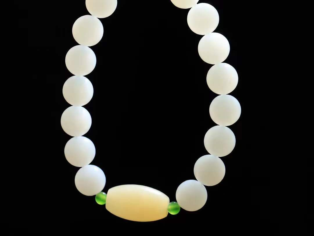 【珠圆玉润.手串】

精品️和田玉白玉珠圆玉润手串 玉质温润细腻  整串打磨圆润，佩戴舒适。珠珠落玉盘，间关莺语花底滑，一生美好时光，无论身在何处，都有它相伴相守。事事顺遂，幸福美满，吉祥如意。重30.5克 尺寸取一10mm  FDA-8826434