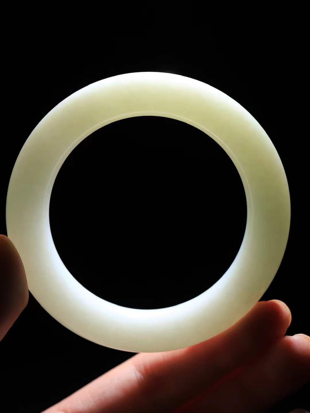 【玉佳人·手镯】

精品和田玉白玉手镯 ，玉质细腻油润，做工细致精美，端庄素雅，亭亭玉立，芊芊素手。芊芊素手，怎能忘镯？秀美圆条，更显婀娜。内径57.5mm 尺寸13-12.5mm重84.2克6920360A