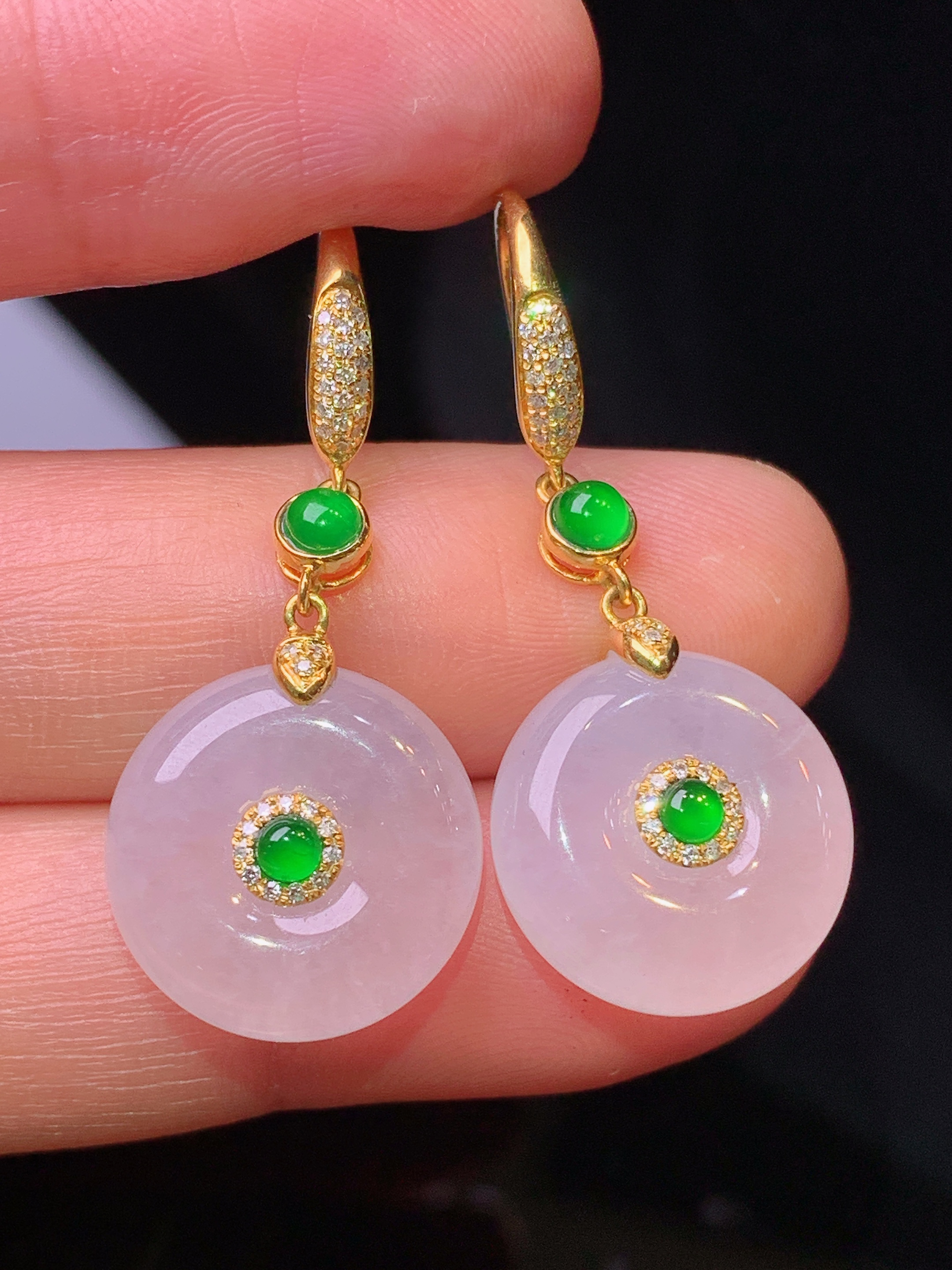 18k金钻镶嵌冰种平安扣耳坠 玉质细腻 色泽艳丽清新 水润亮眼 整体尺寸34.5*14.8*6.2