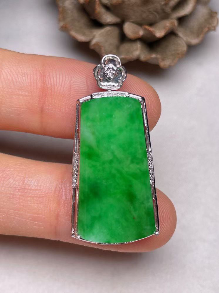 冰种辣绿平安无事牌吊坠、真金真钻镶嵌，种水好，玉质细腻 .裸石尺寸 25.5*14.3