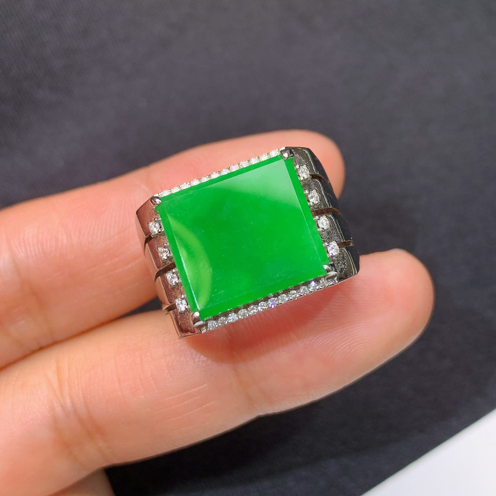 冰阳绿马鞍戒指，18k金镶嵌，简约大方，冰润色阳，种水足 PC 圈口19 尺寸12.9*11.7*2