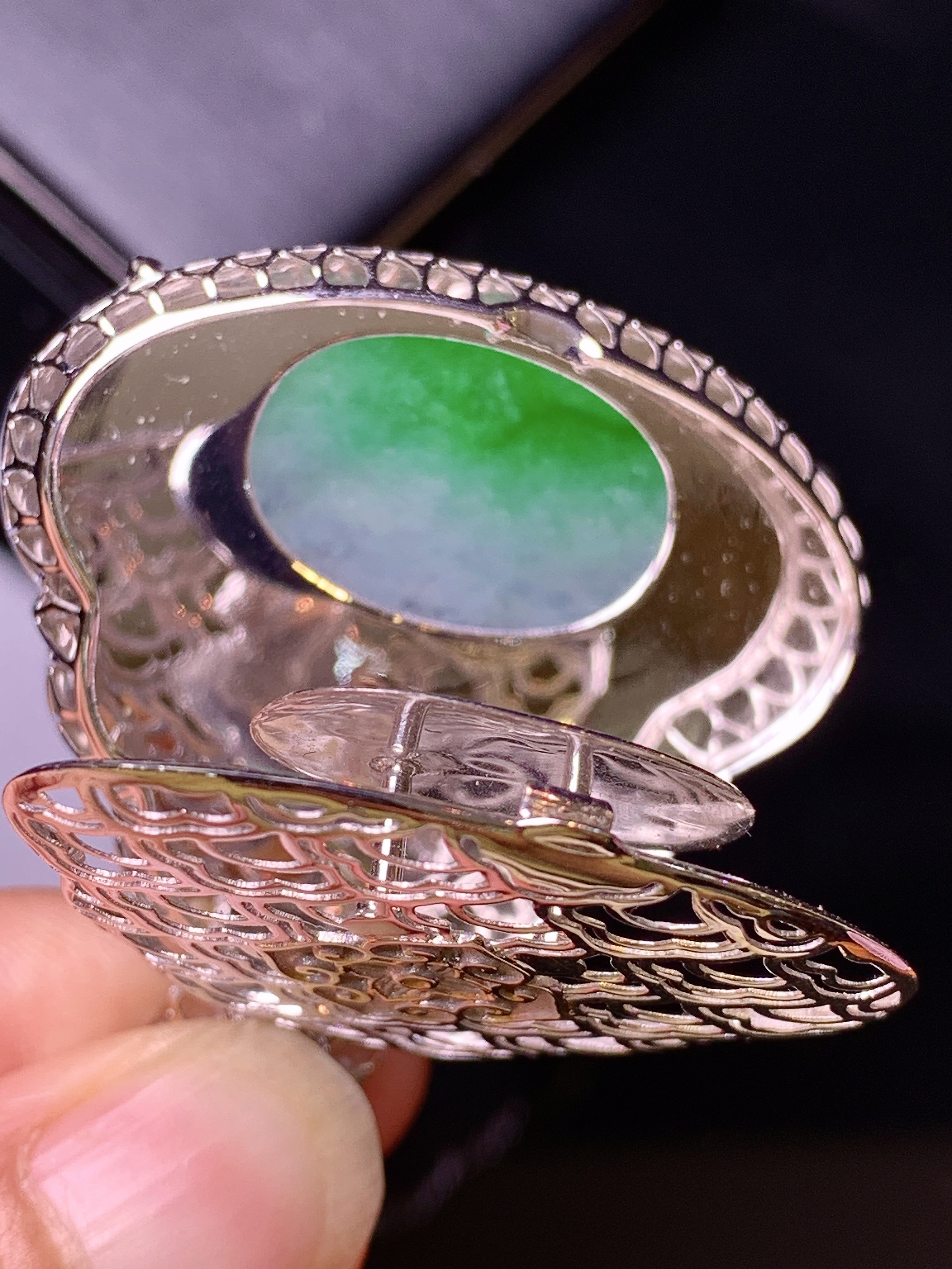 18k金钻镶嵌飘绿佛公吊坠 玉质细腻 色泽艳丽清新 水润亮眼 整体尺寸42*38.6*11