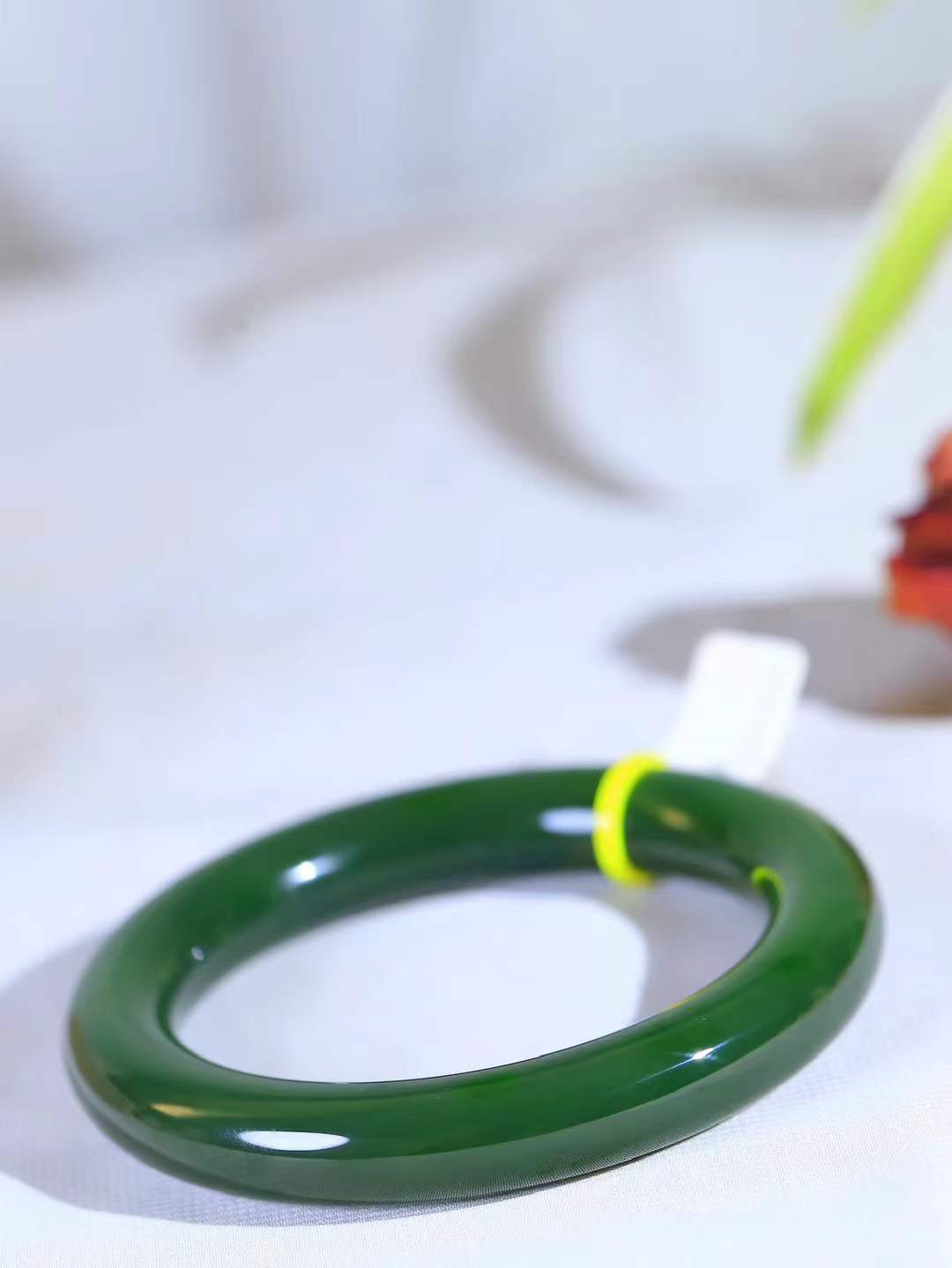 【碧波流转·手镯】

收藏级臻品️和田玉碧玉圆条手镯，玉质细腻温润，手感舒适，️线条流畅，简约大气，美自天成，佩戴于腕间，婉约之美，举手投足间透出那份低调奢华，醉人心扉。
重73克 内径圈口58.5mm尺寸11.3-11.8mm  FDA-1325308