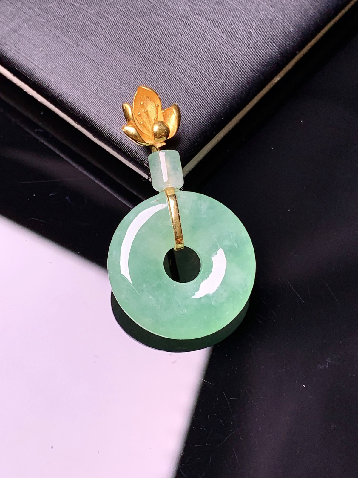 18k金钻镶嵌翠绿平安环吊坠 玉质细腻  色泽清新艳丽 yz整体尺寸30*17.2*4.2