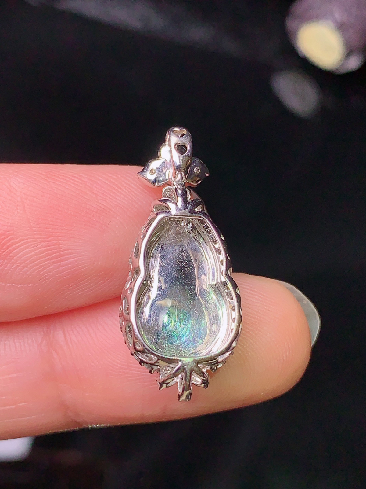 18k金钻镶嵌翠绿葫芦吊坠 玉质细腻 色泽艳丽 整体尺寸24.6*11*7.5