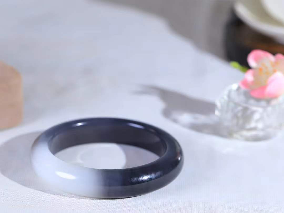 【柔情素语·手镯】

精品和田玉烟紫白玉双色手镯，玉质细腻温润，手感舒适，️线条流畅，简约大