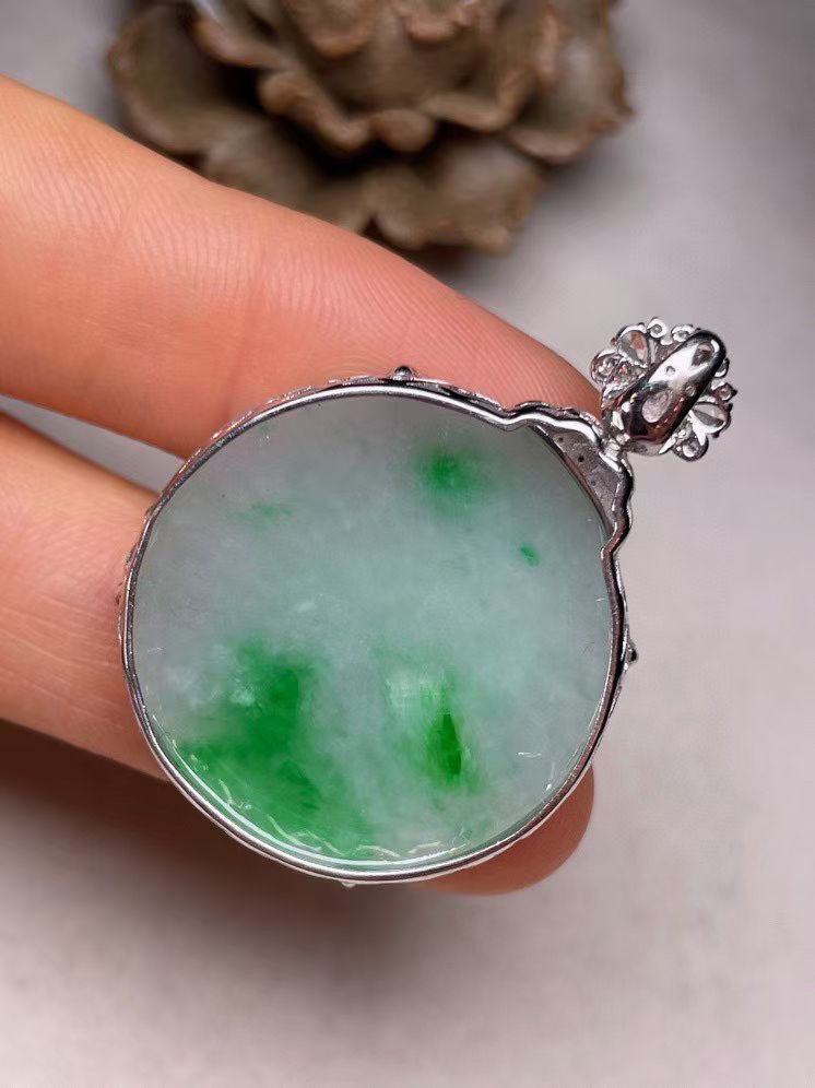 冰种飘绿平安扣吊坠、真金真钻镶嵌，种水好，玉质细腻 .裸石尺寸 26.7.