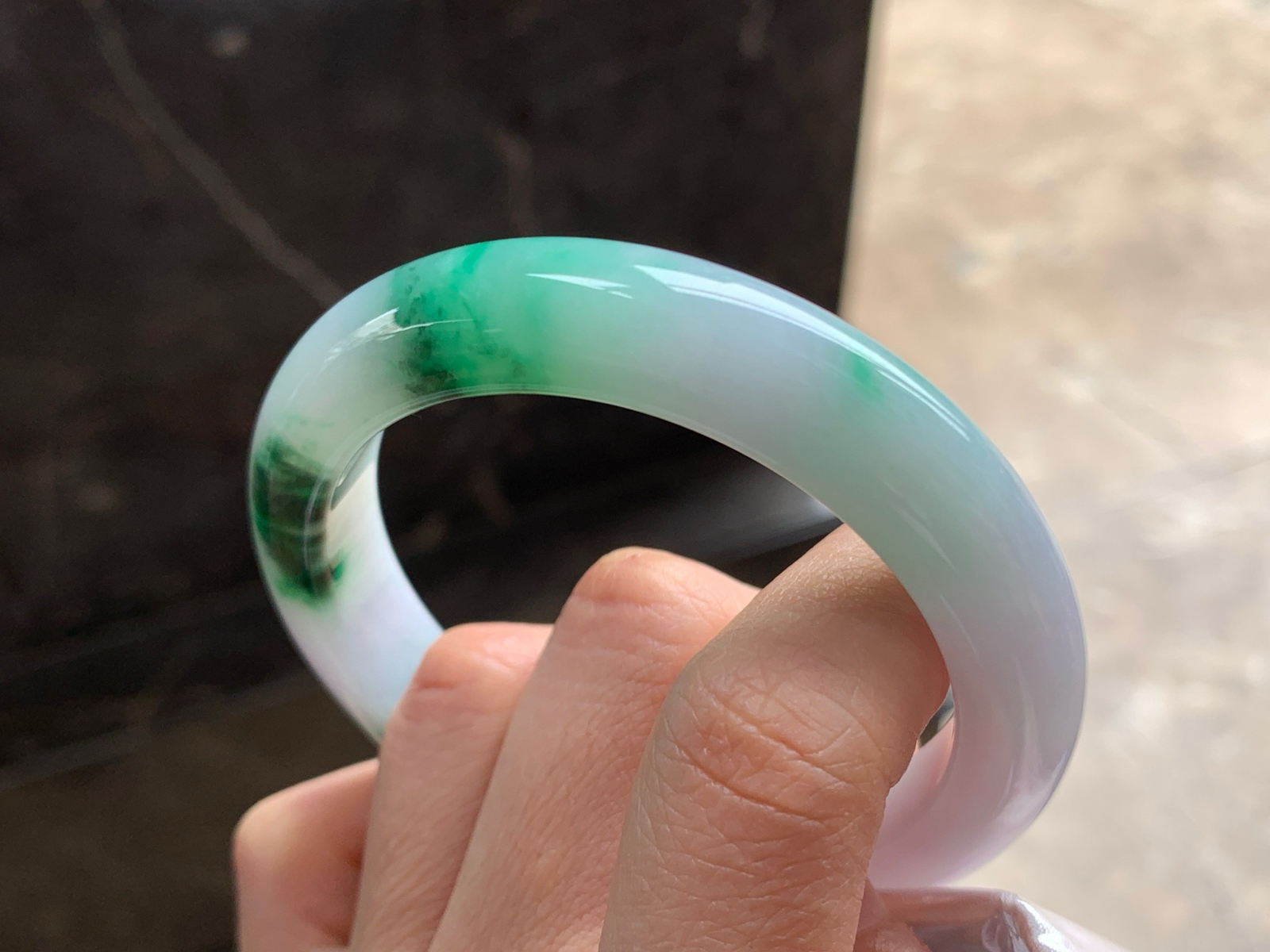 55-12-9.2

带色手镯^_^颜色鲜艳 玉质温润