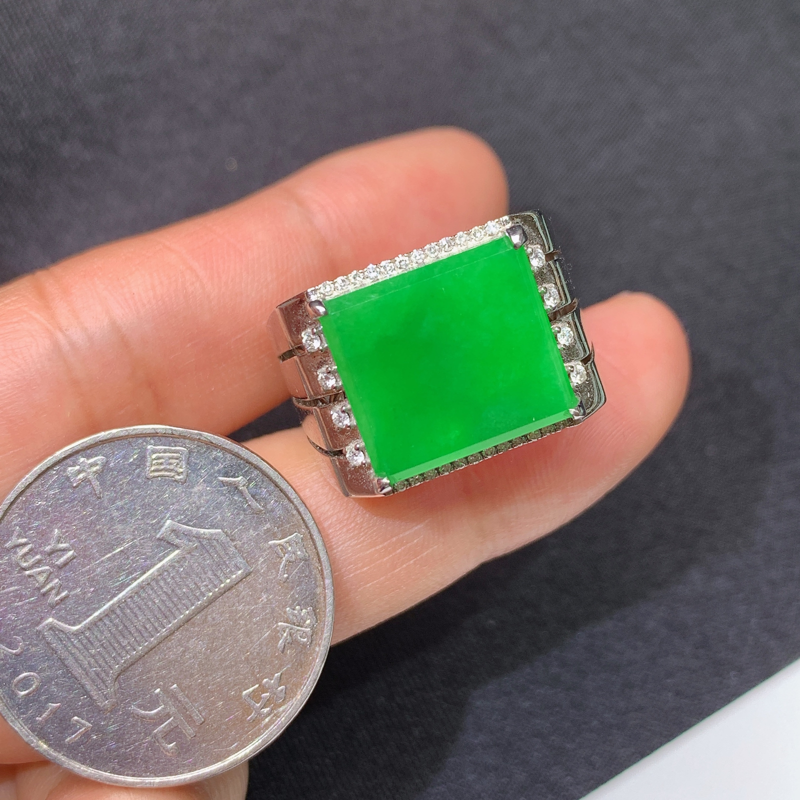 冰阳绿马鞍戒指，18k金镶嵌，简约大方，冰润色阳，种水足 PC 圈口19 尺寸12.9*11.7*2