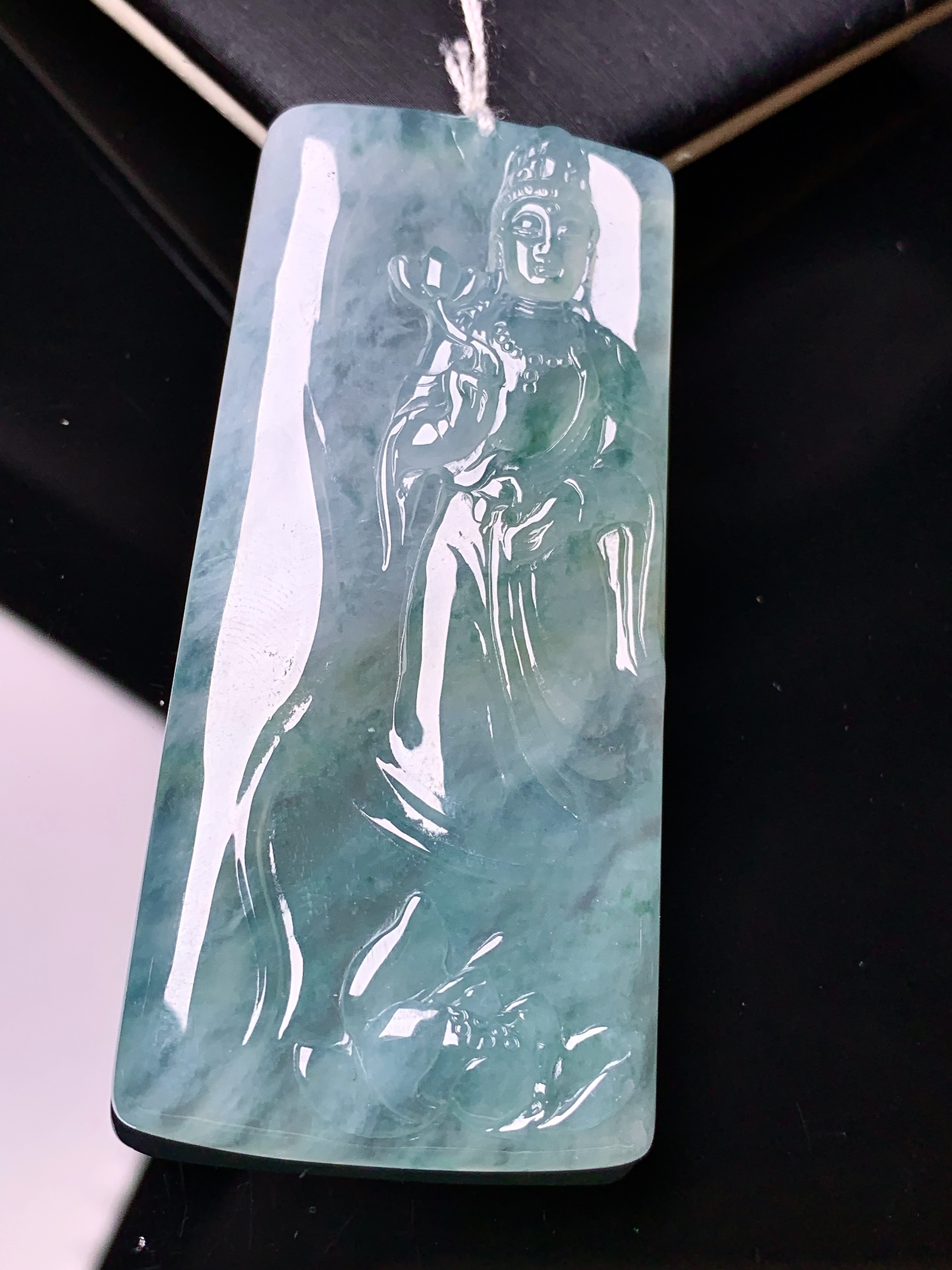 飘绿观音菩萨吊坠 玉质细腻 色泽艳丽清新 水润亮眼 整体尺寸62.6*29.5*5.8