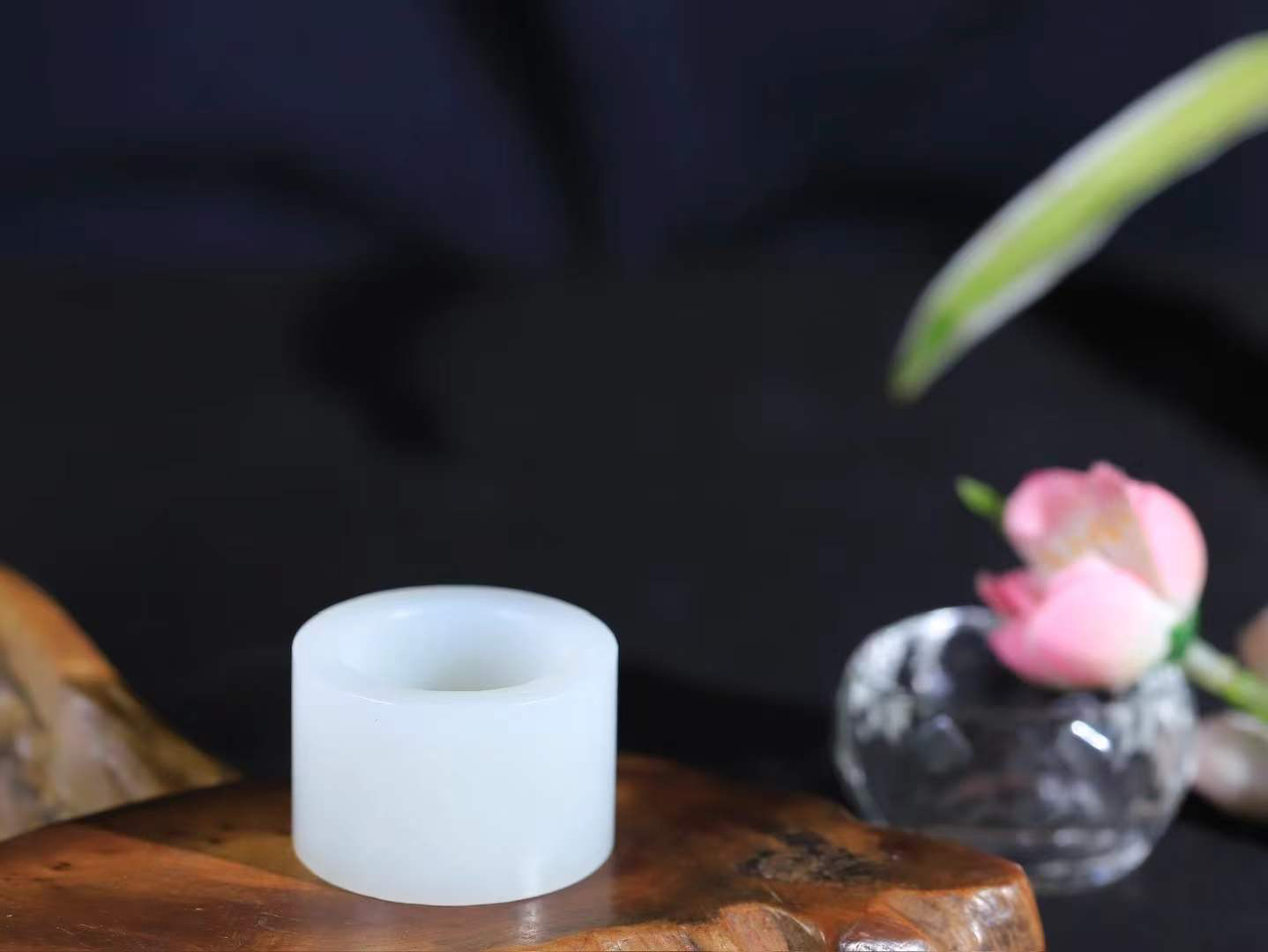 【古韵·扳指】

精品和田玉白玉扳指，玉质温润，油润感十足， 整器古韵生辉。优雅高贵。运筹帷幄