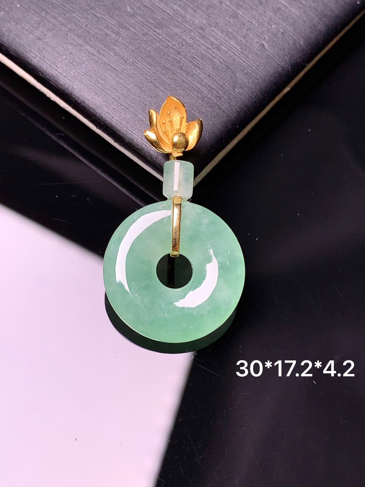 18k金钻镶嵌翠绿平安环吊坠 玉质细腻  色泽清新艳丽 yz整体尺寸30*17.2*4.2