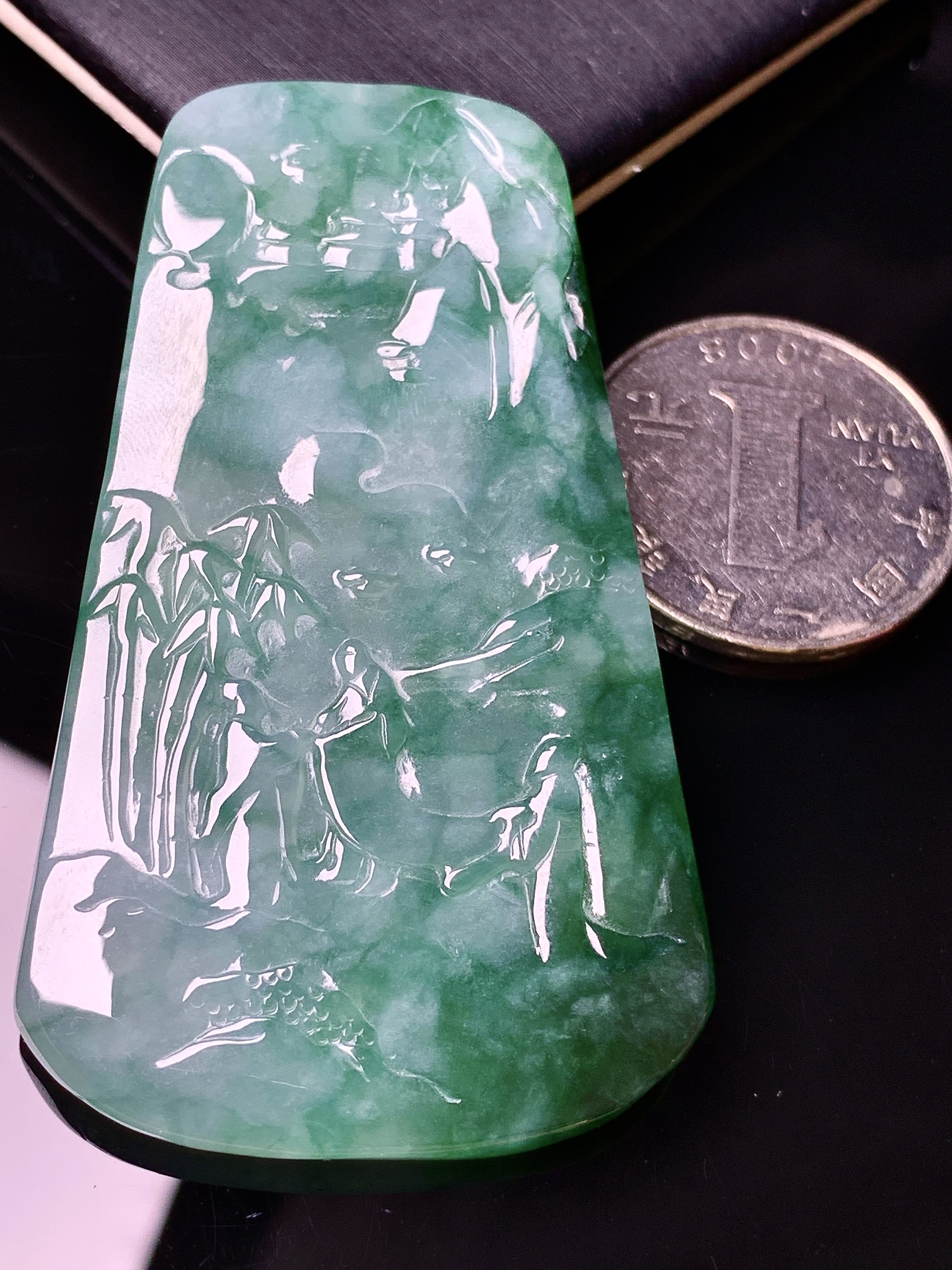 飘绿山水牌子吊坠 玉质细腻 色泽艳丽清新 水润亮眼 整体尺寸51.8*36.5*4.5