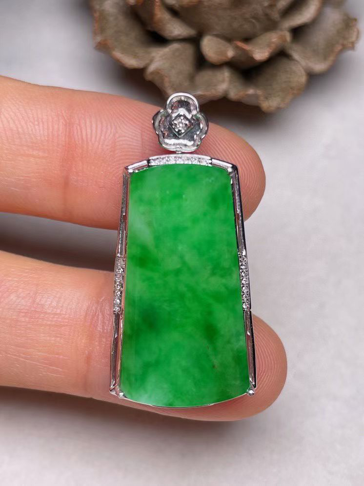 冰种辣绿平安无事牌吊坠、真金真钻镶嵌，种水好，玉质细腻 .裸石尺寸 25.5*14.3