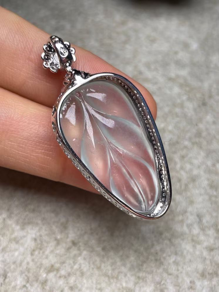 冰种叶子吊坠、真金真钻镶嵌，种水好，玉质细腻 .裸石尺寸 30.0*17.5.