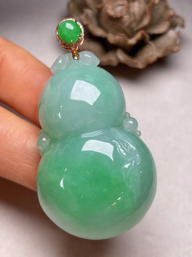 冰糯种飘绿葫芦吊坠、真金真钻镶嵌，种水好，玉质细腻 .裸石尺寸 45.7*28.5