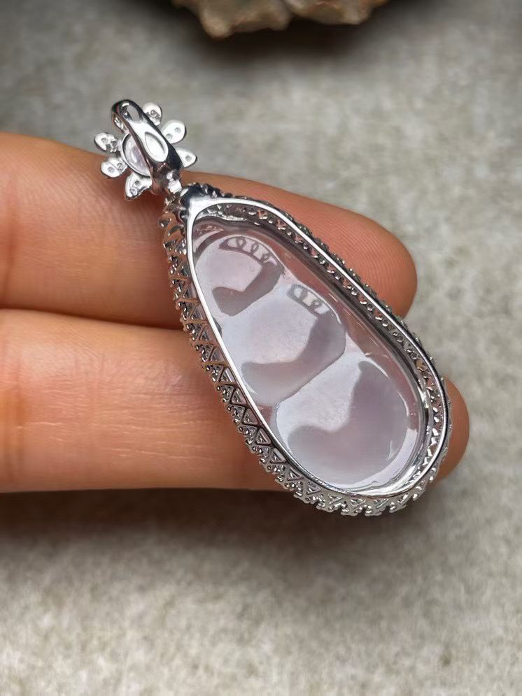 冰种福豆吊坠、真金真钻镶嵌，种水好，玉质细腻 .裸石尺寸 29.3*14.5