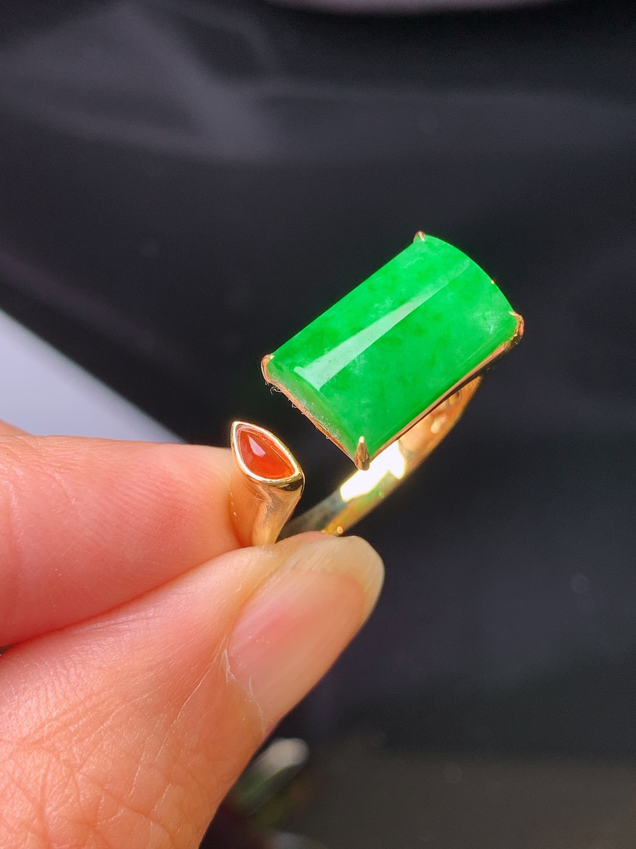 18k金钻镶嵌翠绿玉柱戒指 玉质细腻 色泽艳丽清新 水润亮眼 圈口16 整体尺寸8.3*13*4.2