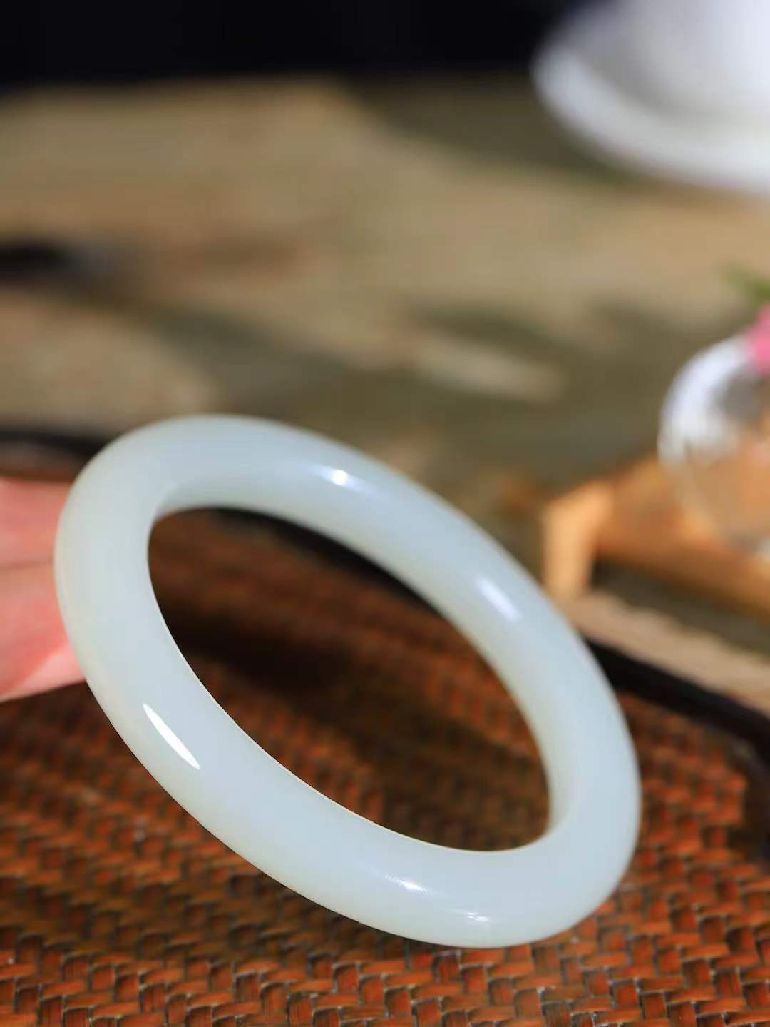 （一见倾心.手镯）

精品和田玉手镯，玉质温润细腻 油性十足 手感舒适，高华雅逸，线条流畅，简约大气，美自天成，素雅高贵。佩戴于腕间，婉约之美，举手投足间透出那低调奢华。重65.8克  尺寸62-10.8-11.2mm  5620336A