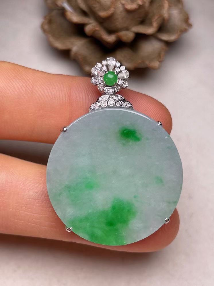 冰种飘绿平安扣吊坠、真金真钻镶嵌，种水好，玉质细腻 .裸石尺寸 26.7.