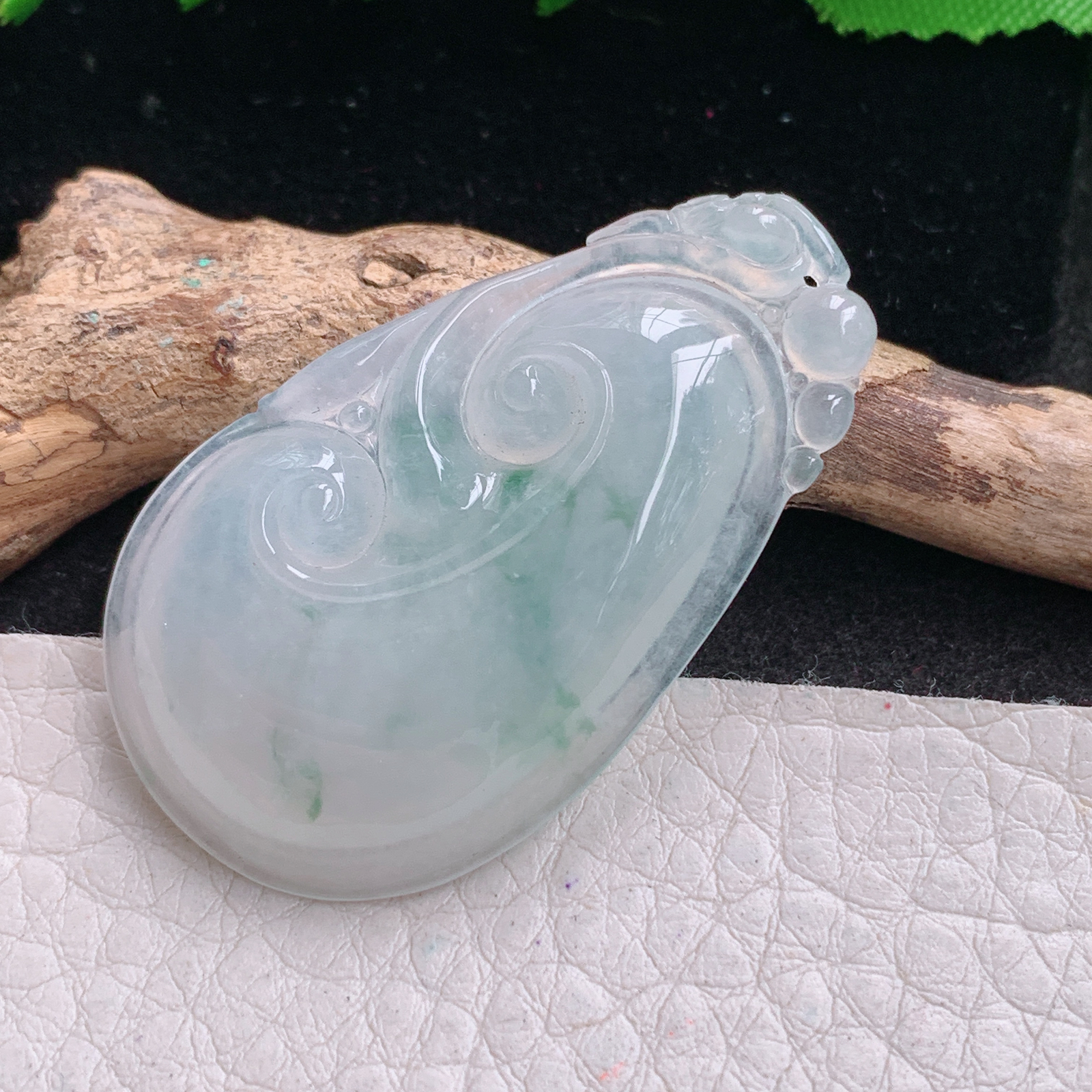 gp实拍44*25.8*6.8缅甸翡翠a货精雕冰飘花饱满如意玉吊坠 玉挂坠