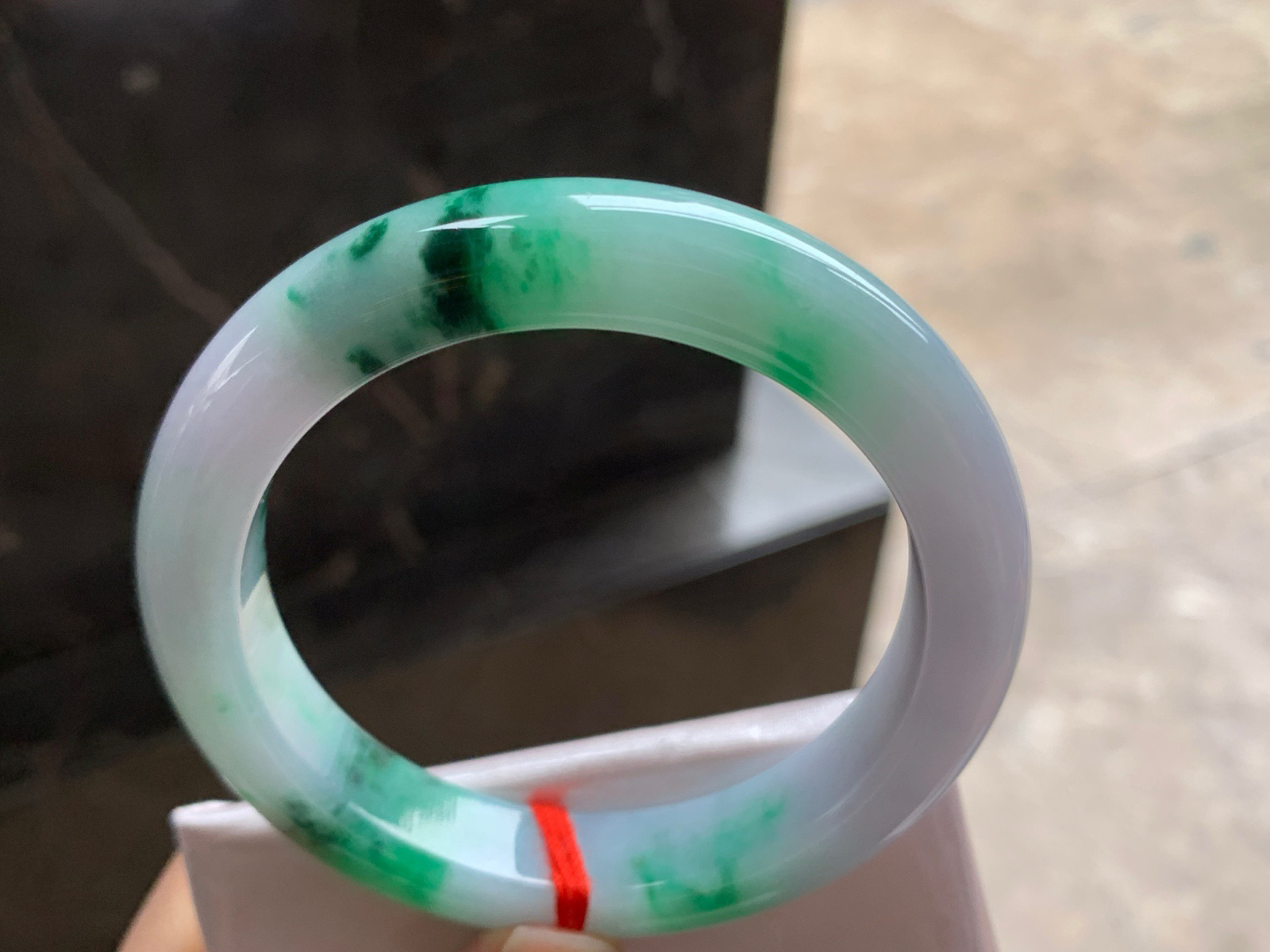 55-12-9.2

带色手镯^_^颜色鲜艳 玉质温润