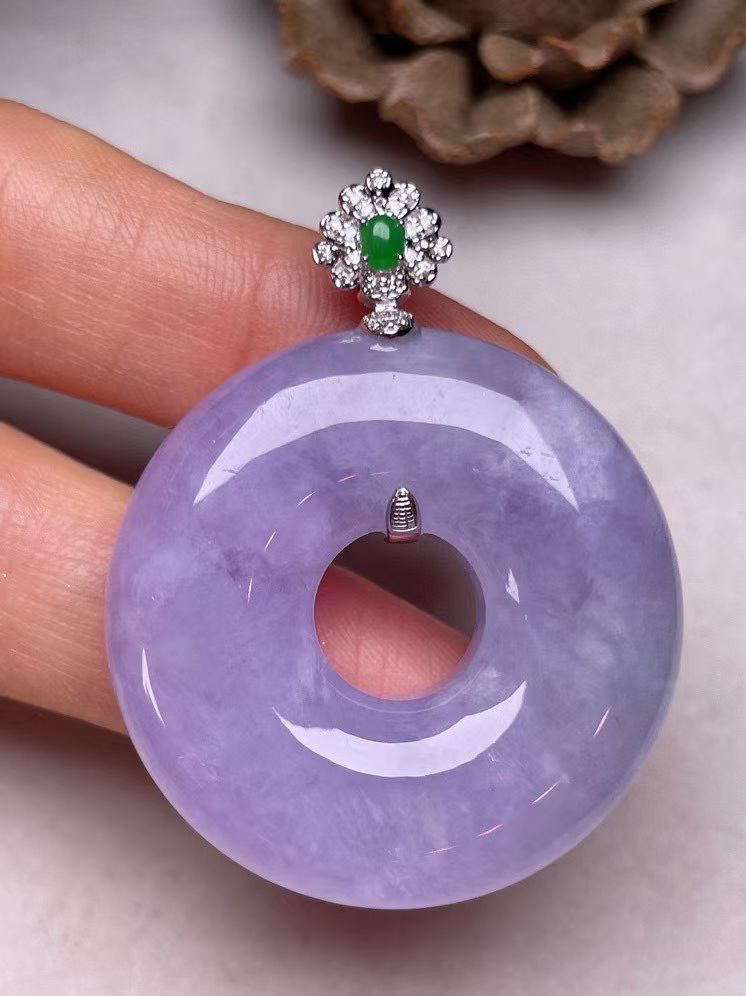 冰糯种紫罗兰平安扣吊坠，真金真钻镶嵌，种水好，玉质细腻 .裸石尺寸 34.0