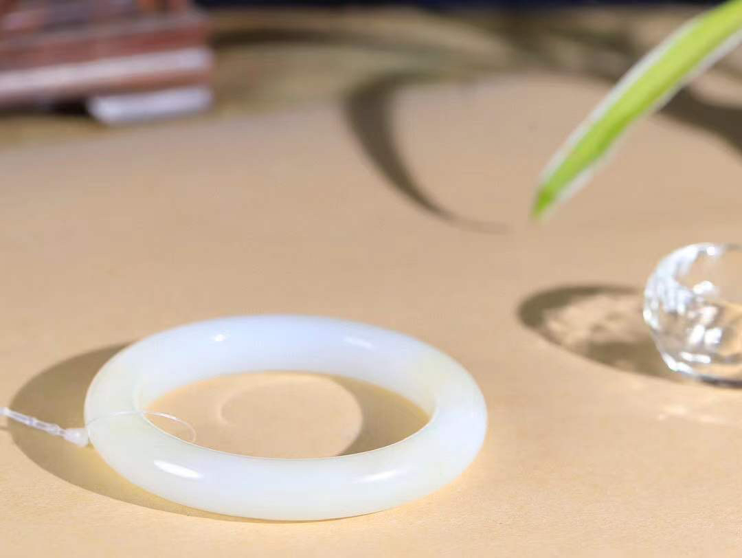 [温润如玉.手镯]

精品和田玉糖白玉手镯。玉质温润细腻 油性十足 手感舒适，高华雅逸，线条流畅，简