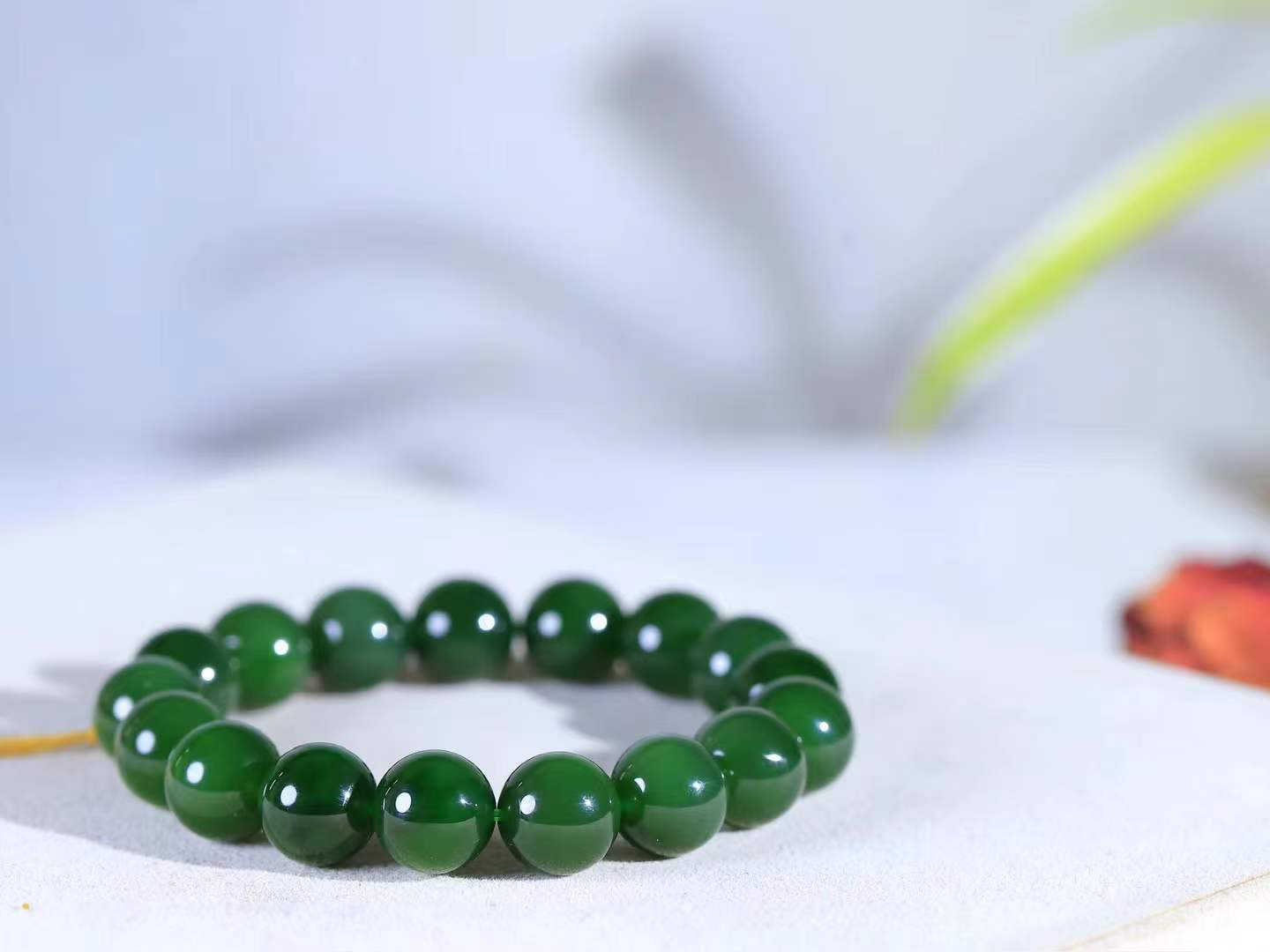 【珠圆玉润.手串】

精品和田玉碧玉珠圆玉润手串 玉质温润细腻  整串打磨圆润，佩戴舒适。珠珠落玉盘