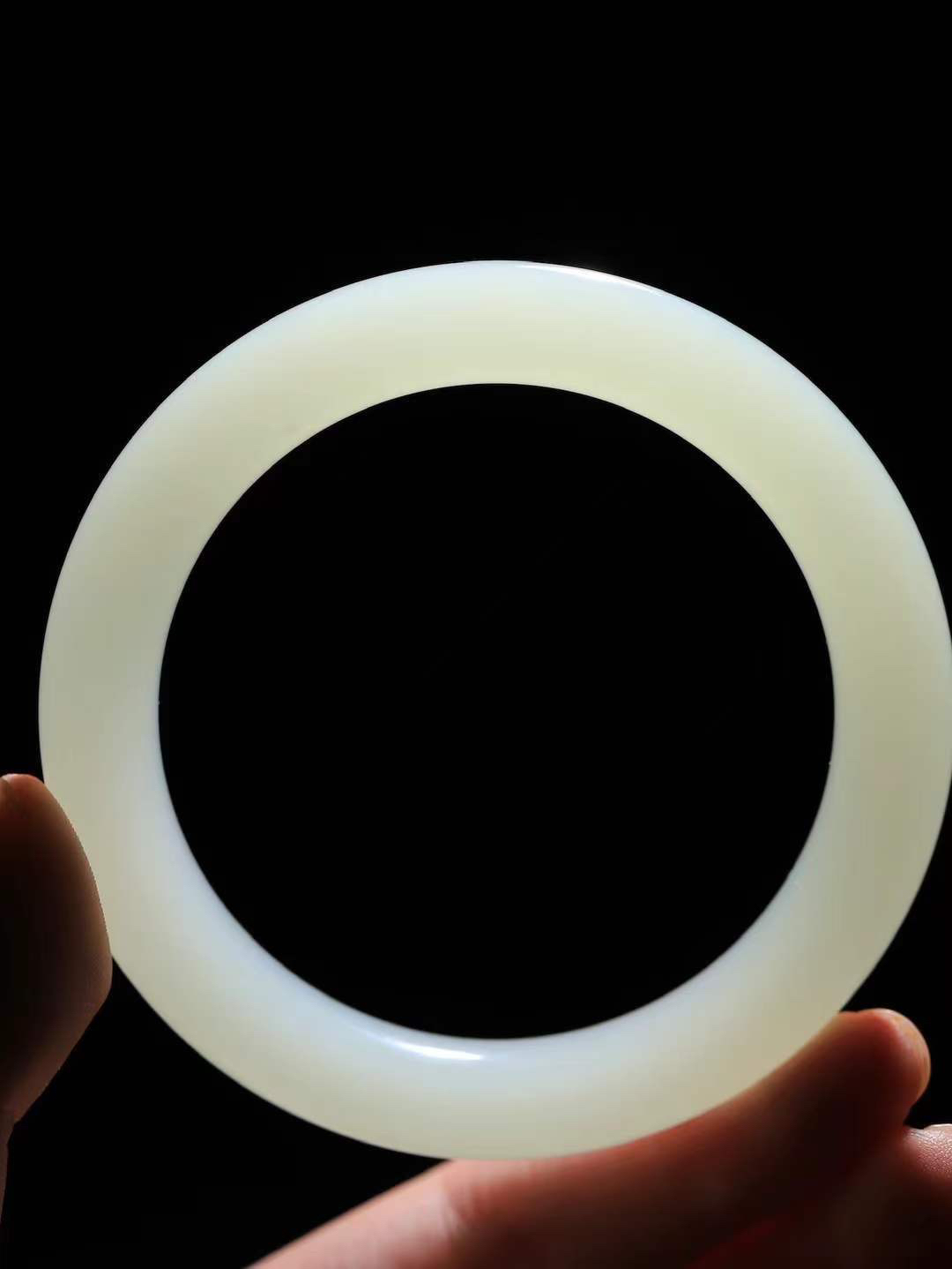 （一见倾心.手镯）

精品和田玉手镯，玉质温润细腻 油性十足 手感舒适，高华雅逸，线条流畅，简约大气，美自天成，素雅高贵。佩戴于腕间，婉约之美，举手投足间透出那低调奢华。重65.8克  尺寸62-10.8-11.2mm  5620336A