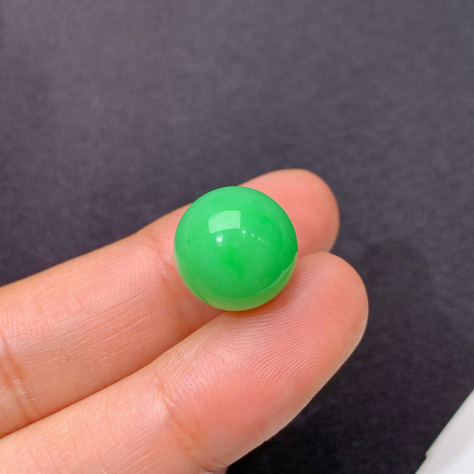 阳绿圆珠，镶嵌佳品，冰润色阳，玉质细腻，种水足，Hl 尺寸12.4