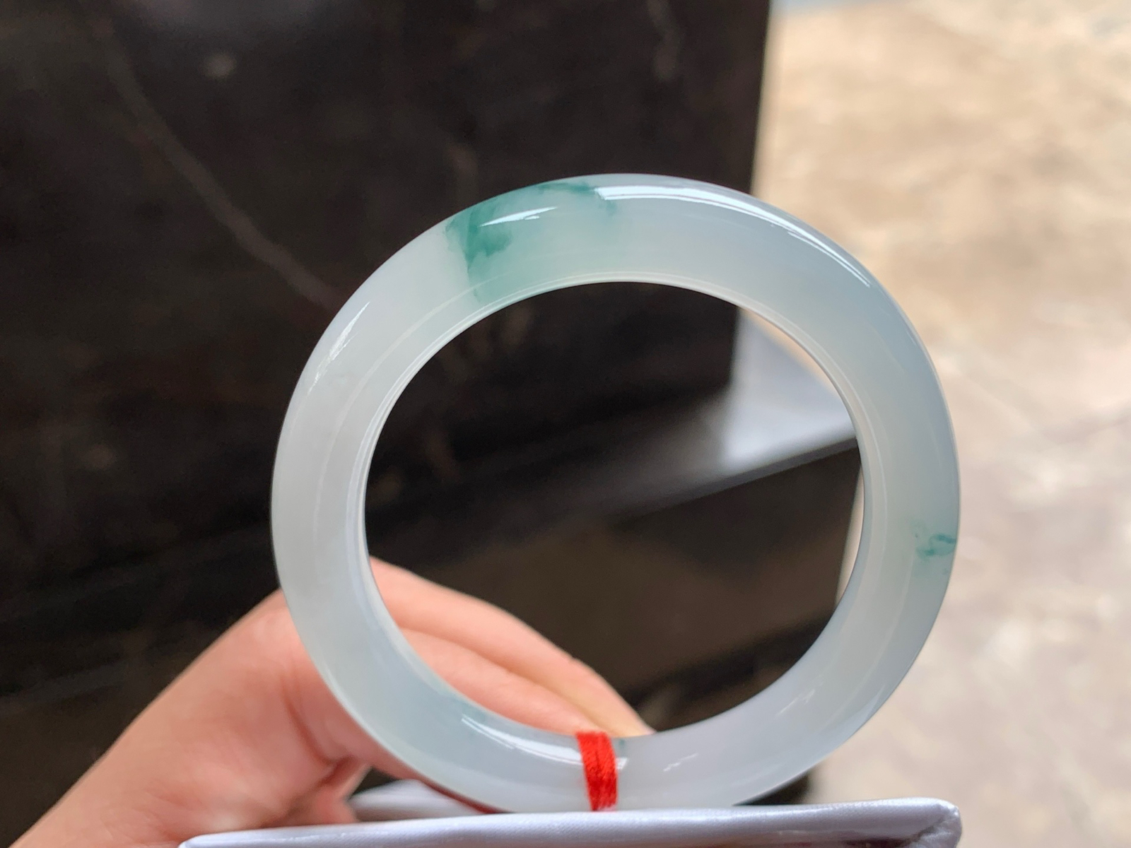 52.5-8.9

冰蓝花贵妃手镯^_^清新 正圈50可以带