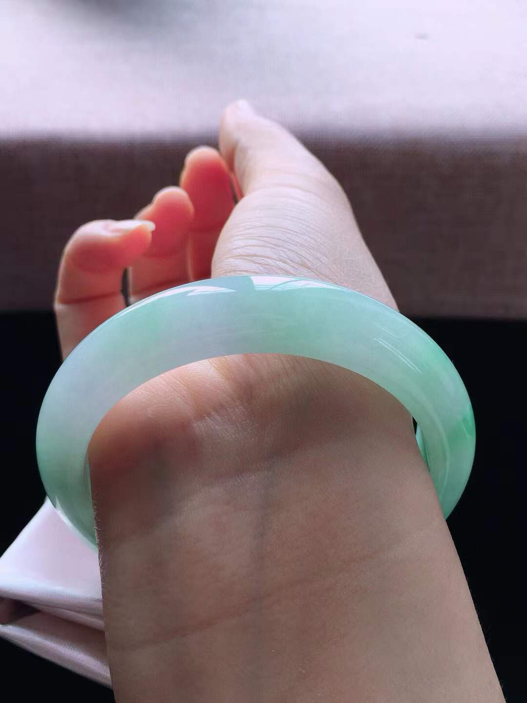 【翡翠名称】老种冰飘绿56.3圈口圆条手镯
【翡翠尺寸】56.3*12.2*8.3mm适合55.3-57.5正圈口佩戴
【翡翠描述】宝贝种老水足，玉质细腻，色泽靓丽，性价比高，佩戴效果好！
【其它赠送】权威证书/精美挂绳盒子/支持全国复检　