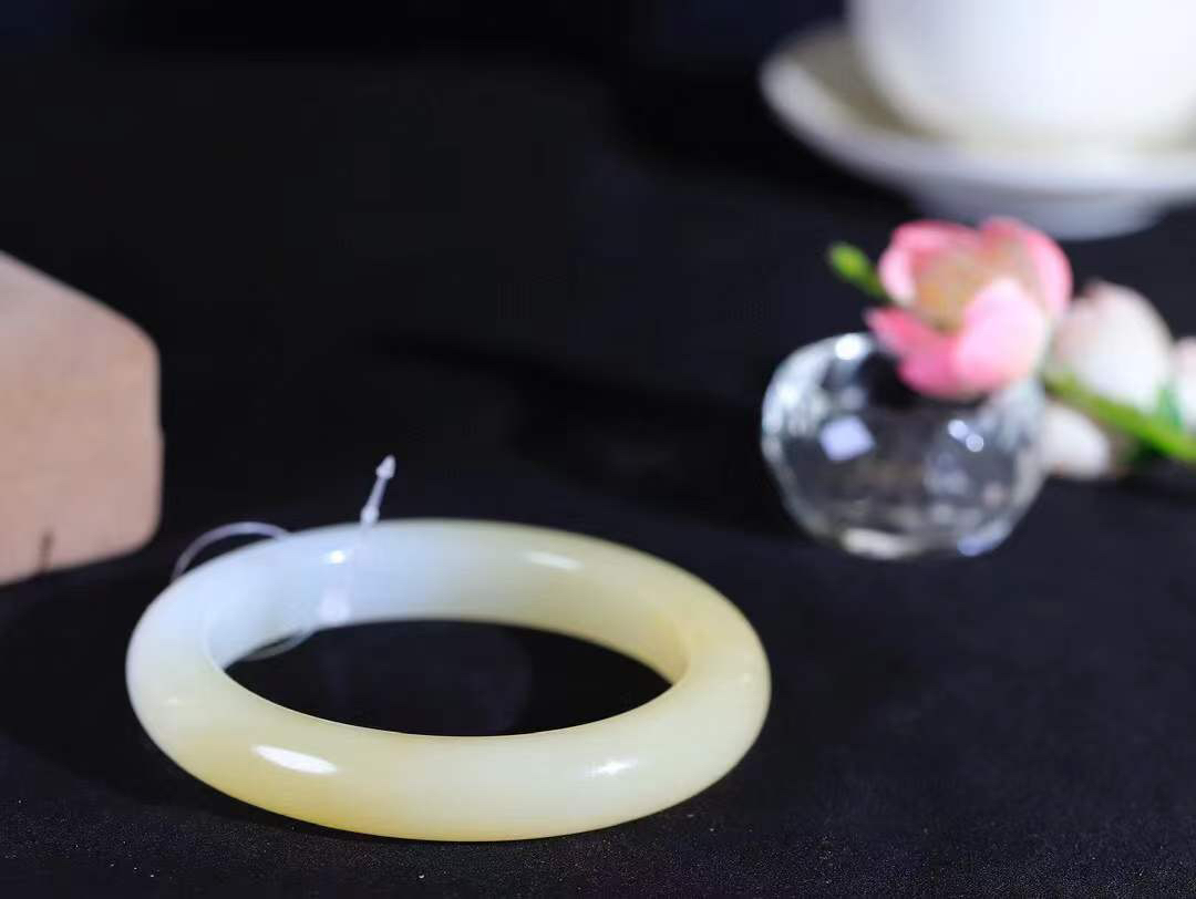 【花样年华·手镯】

精品和田玉糖白玉手镯，质地油润细腻，色泽高贵典雅，镯型古朴典雅。在诗情画意的