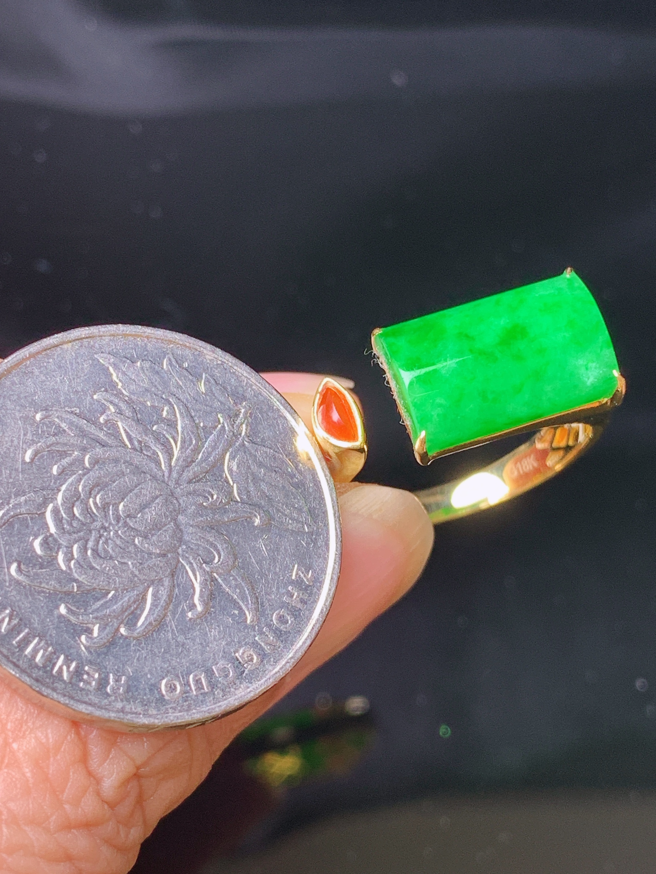 18k金钻镶嵌翠绿玉柱戒指 玉质细腻 色泽艳丽清新 水润亮眼 圈口16 整体尺寸8.3*13*4.2