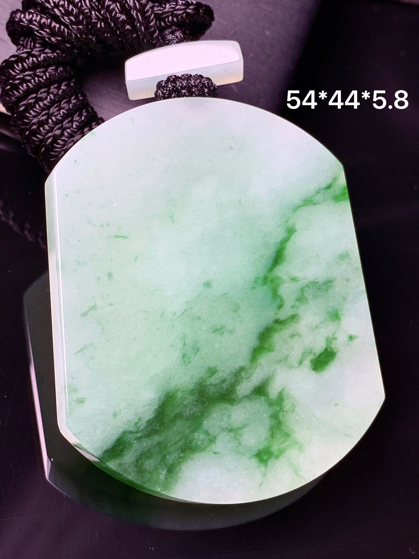 飘绿无事牌吊坠 玉质细腻 色泽艳丽清新 水润亮眼 整体尺寸54*44*5.8