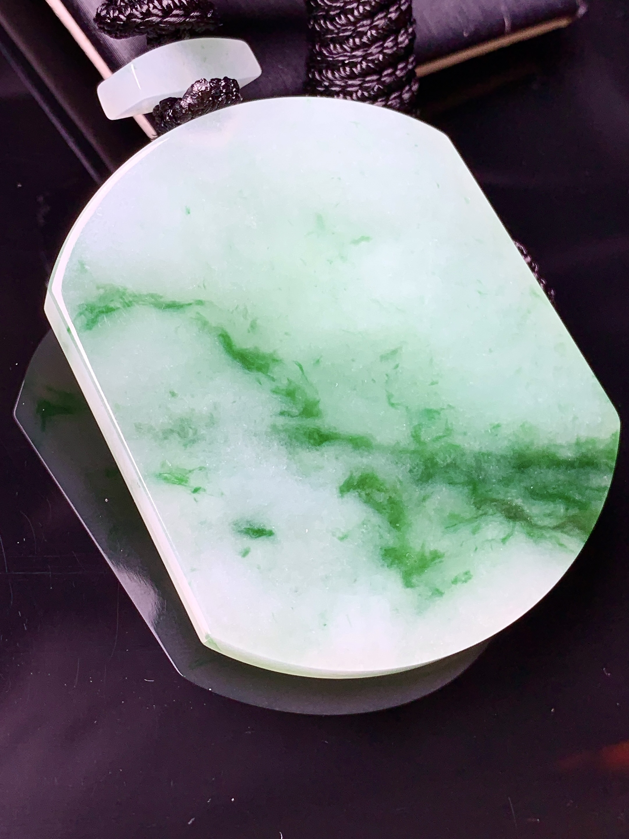 飘绿无事牌吊坠 玉质细腻 色泽艳丽清新 水润亮眼 整体尺寸54*44*5.8