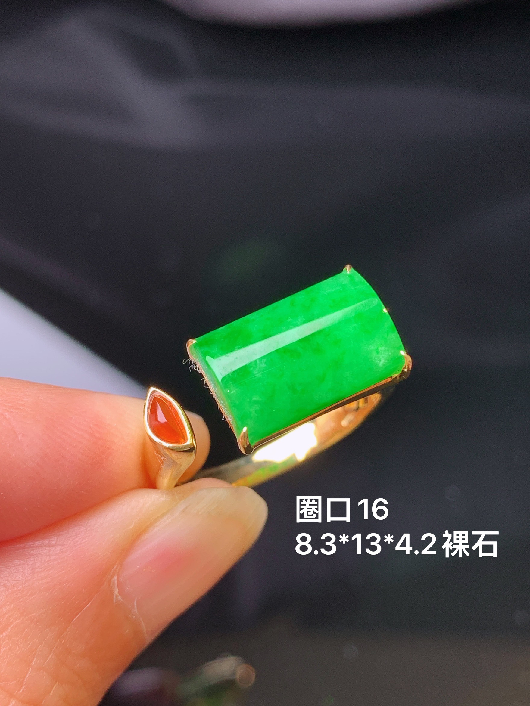 18k金钻镶嵌翠绿玉柱戒指 玉质细腻 色泽艳丽清新 水润亮眼 圈口16 整体尺寸8.3*13*4.2