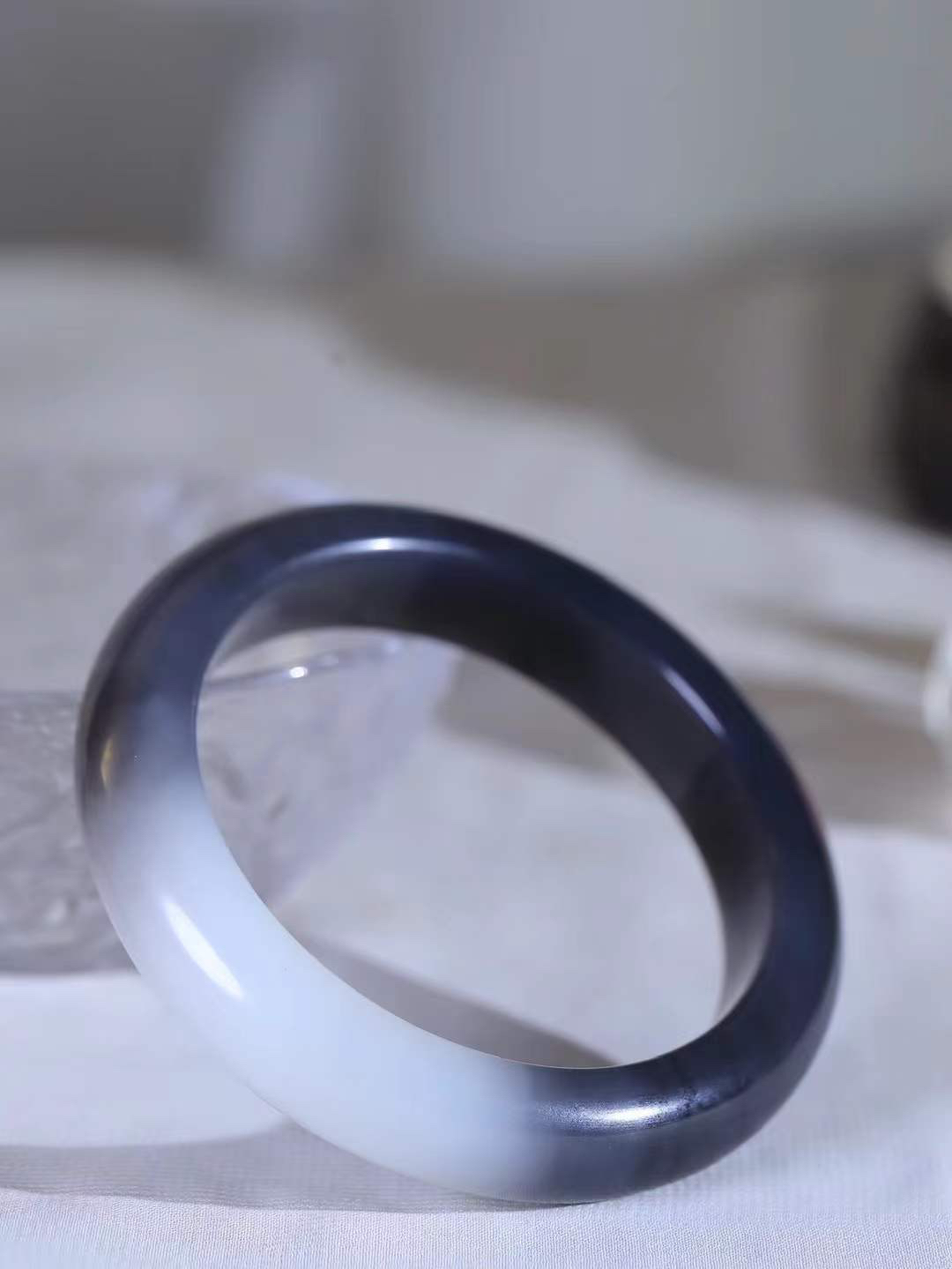 【柔情素语·手镯】

精品和田玉烟紫白玉双色手镯，玉质细腻温润，手感舒适，️线条流畅，简约大气，美自天成，佩戴于腕间，婉约之美，举手投足间透出那份低调奢华，醉人心扉。重69克 内径圈口57.5mm  尺寸13.8-9.7mm   FDA-5520303